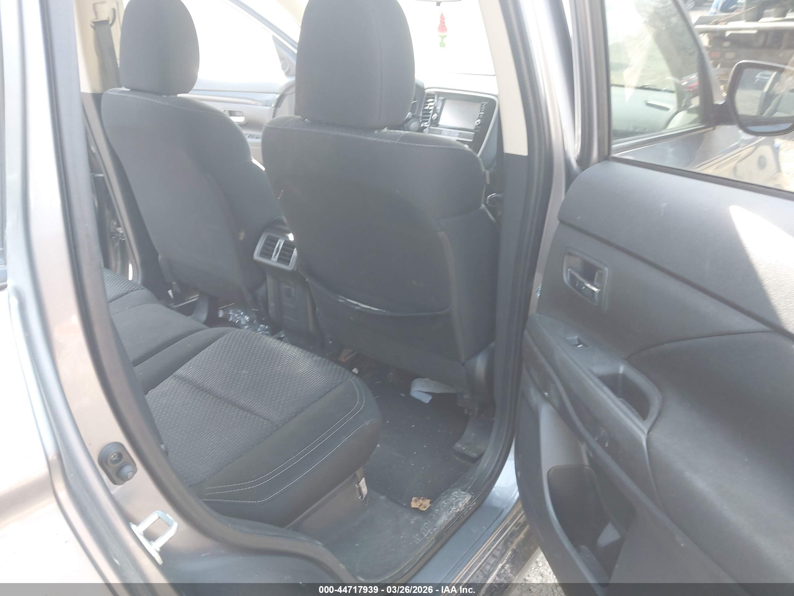 MITSUBISHI OUTLANDER image 8
