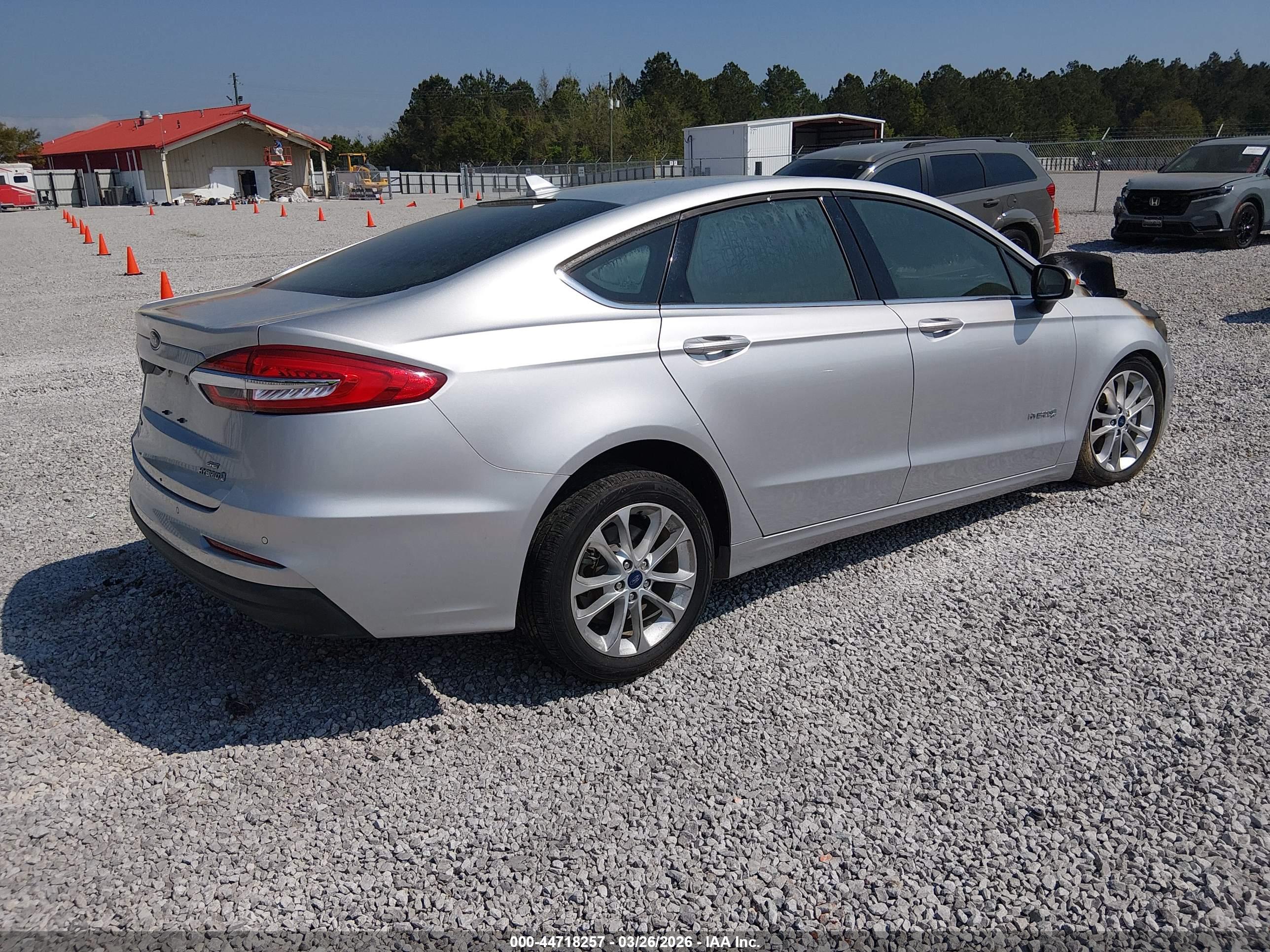 FORD FUSION image 4