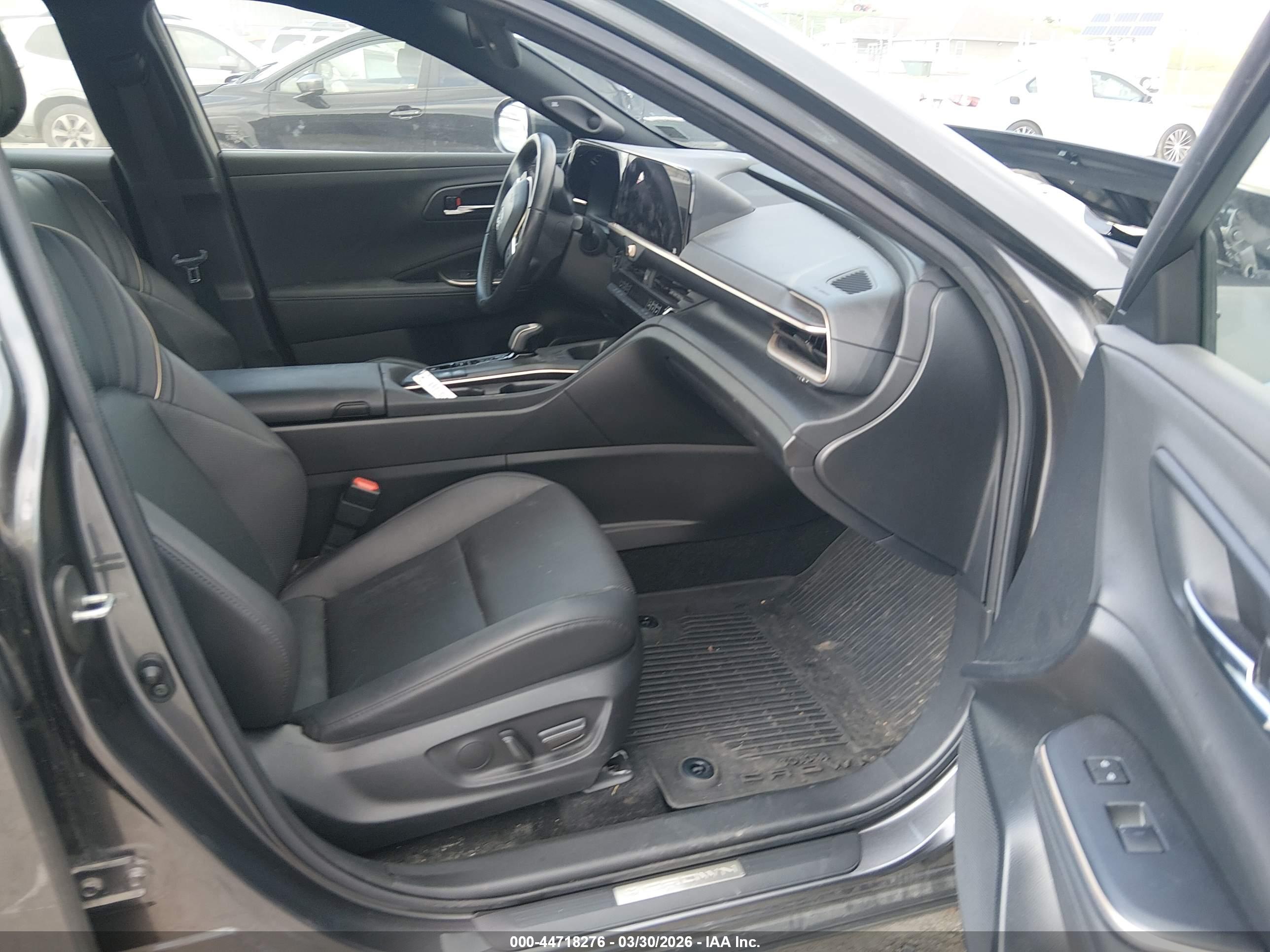 TOYOTA CROWN image 5