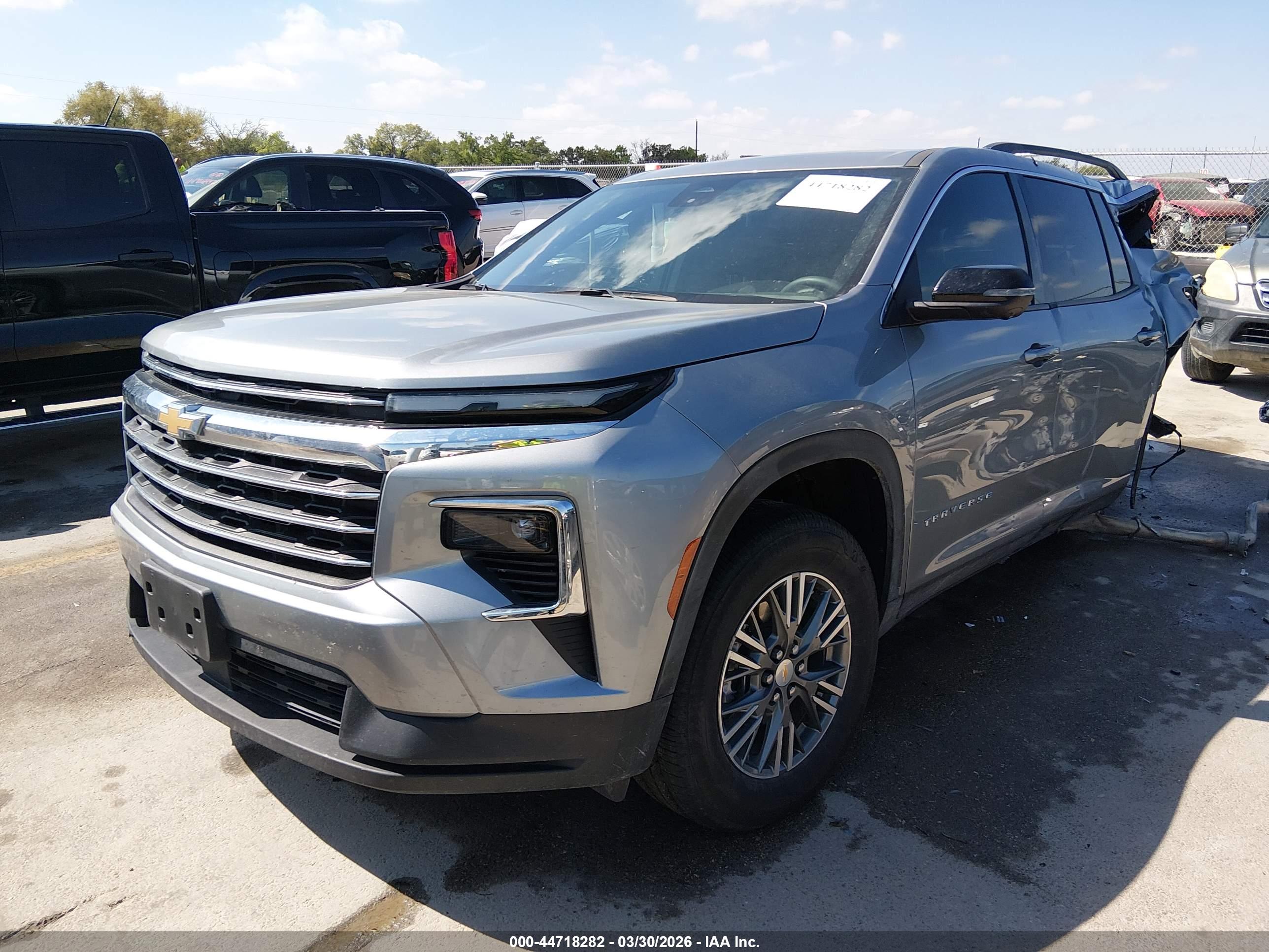 CHEVROLET TRAVERSE image 2