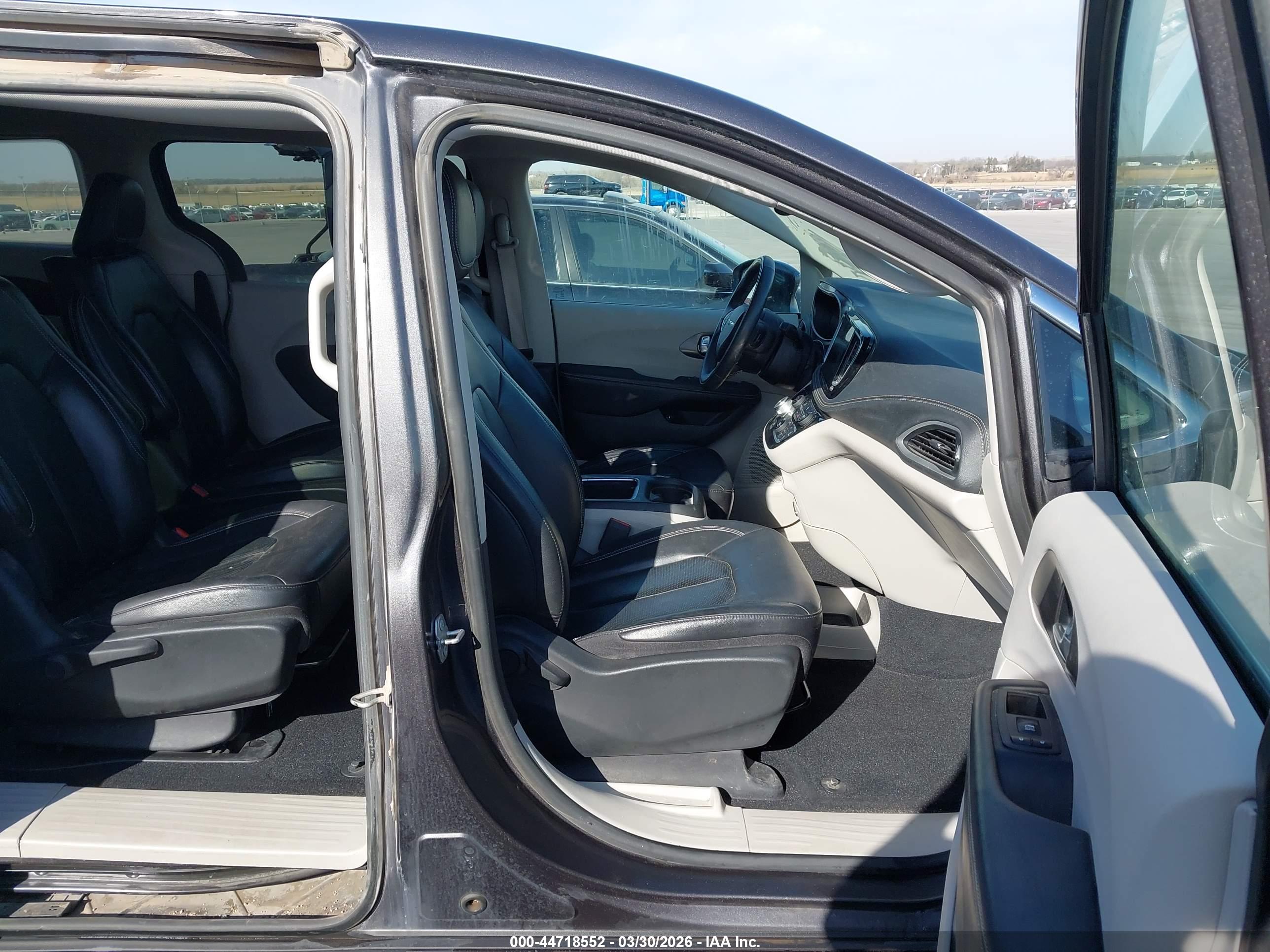 CHRYSLER PACIFICA image 5