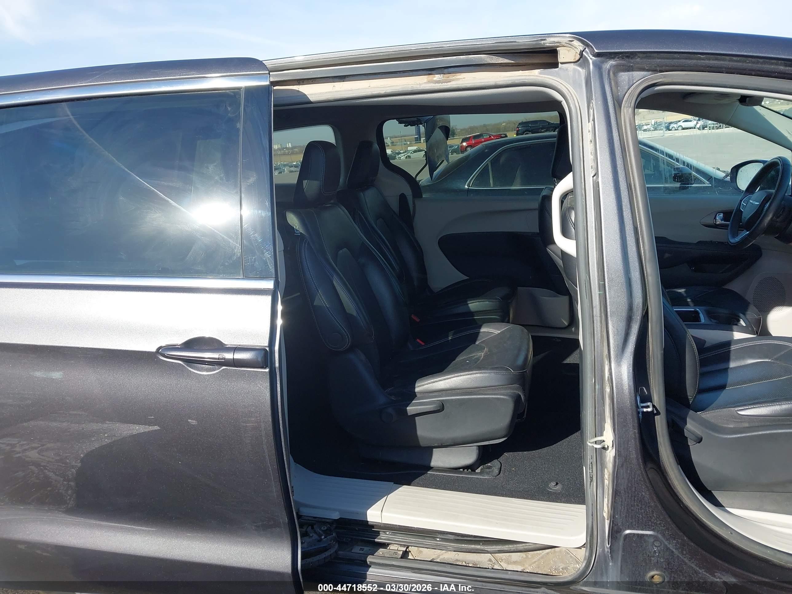 CHRYSLER PACIFICA image 8