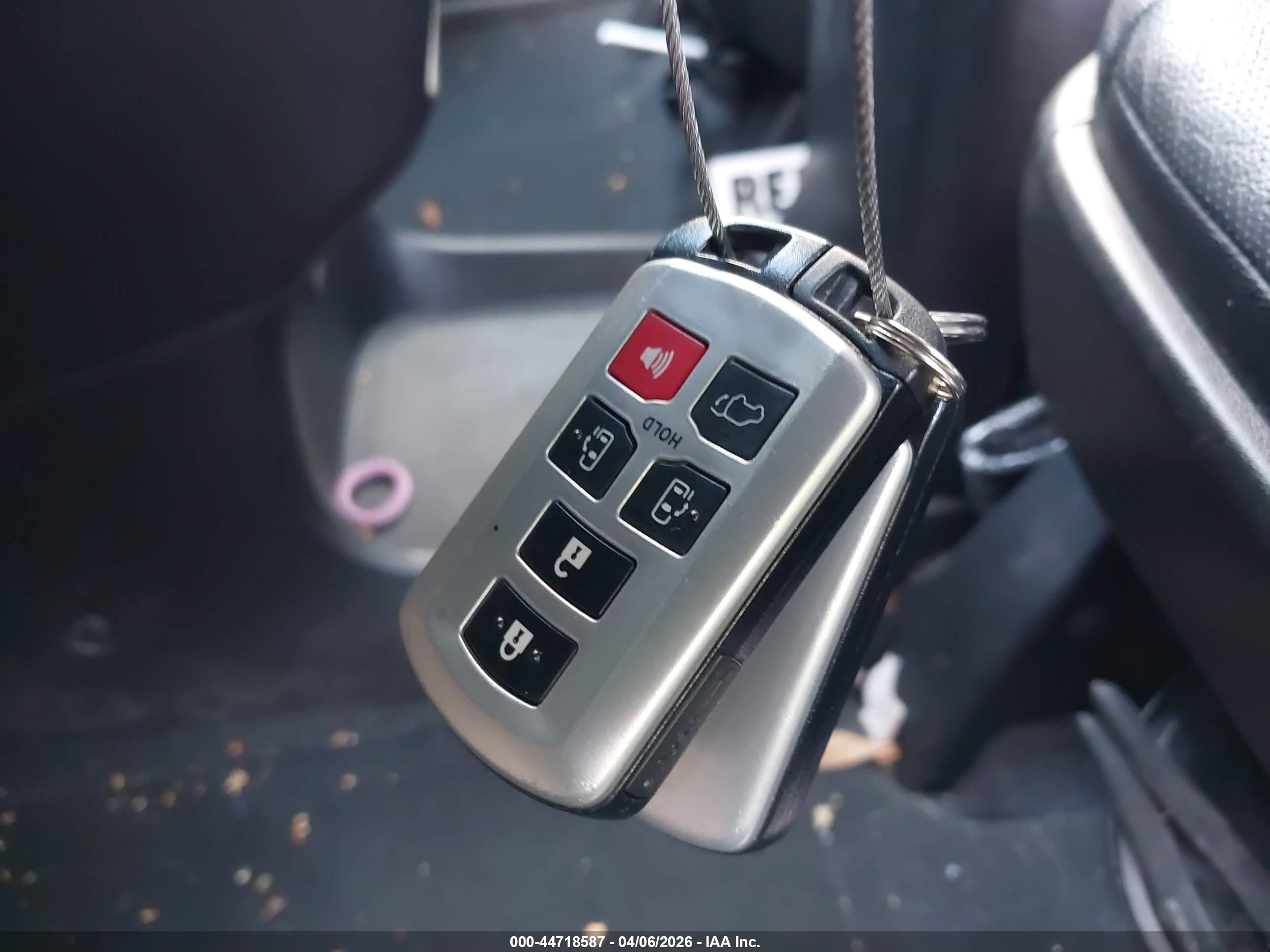 TOYOTA SIENNA image 11