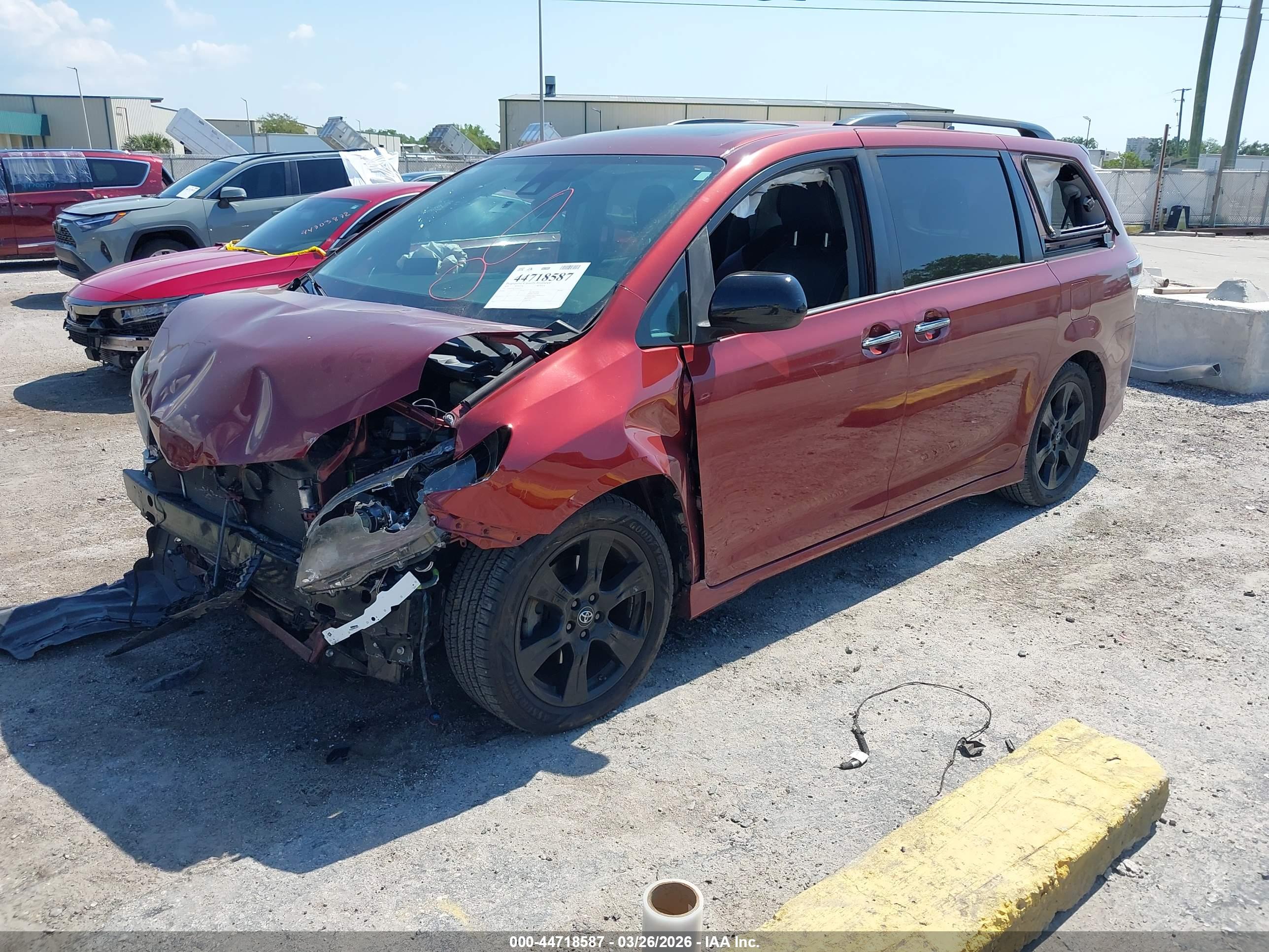 TOYOTA SIENNA image 2