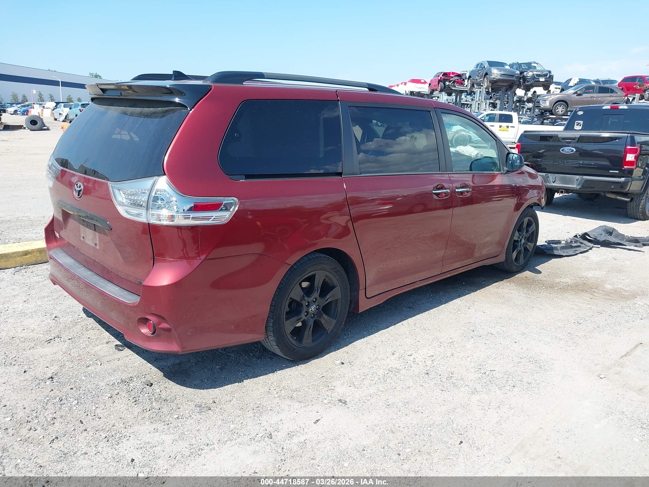 TOYOTA SIENNA image 4
