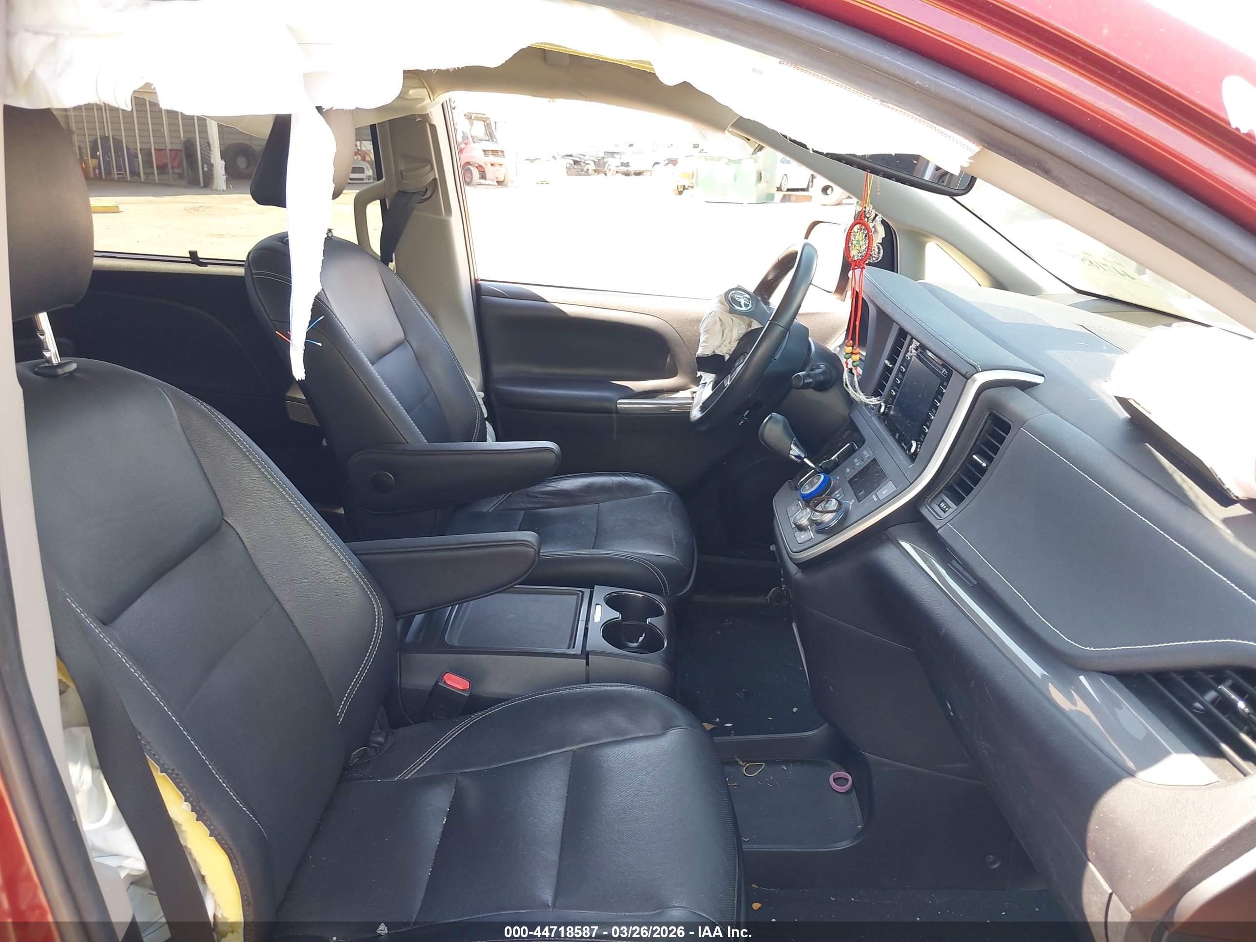 TOYOTA SIENNA image 5