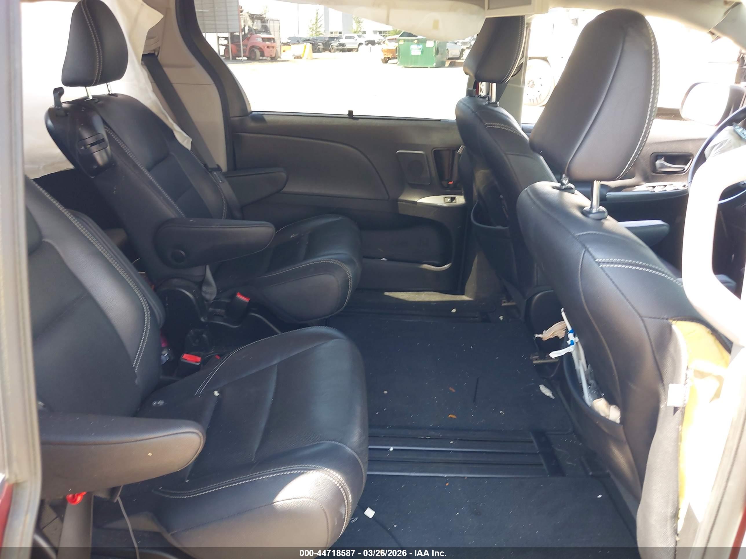 TOYOTA SIENNA image 8