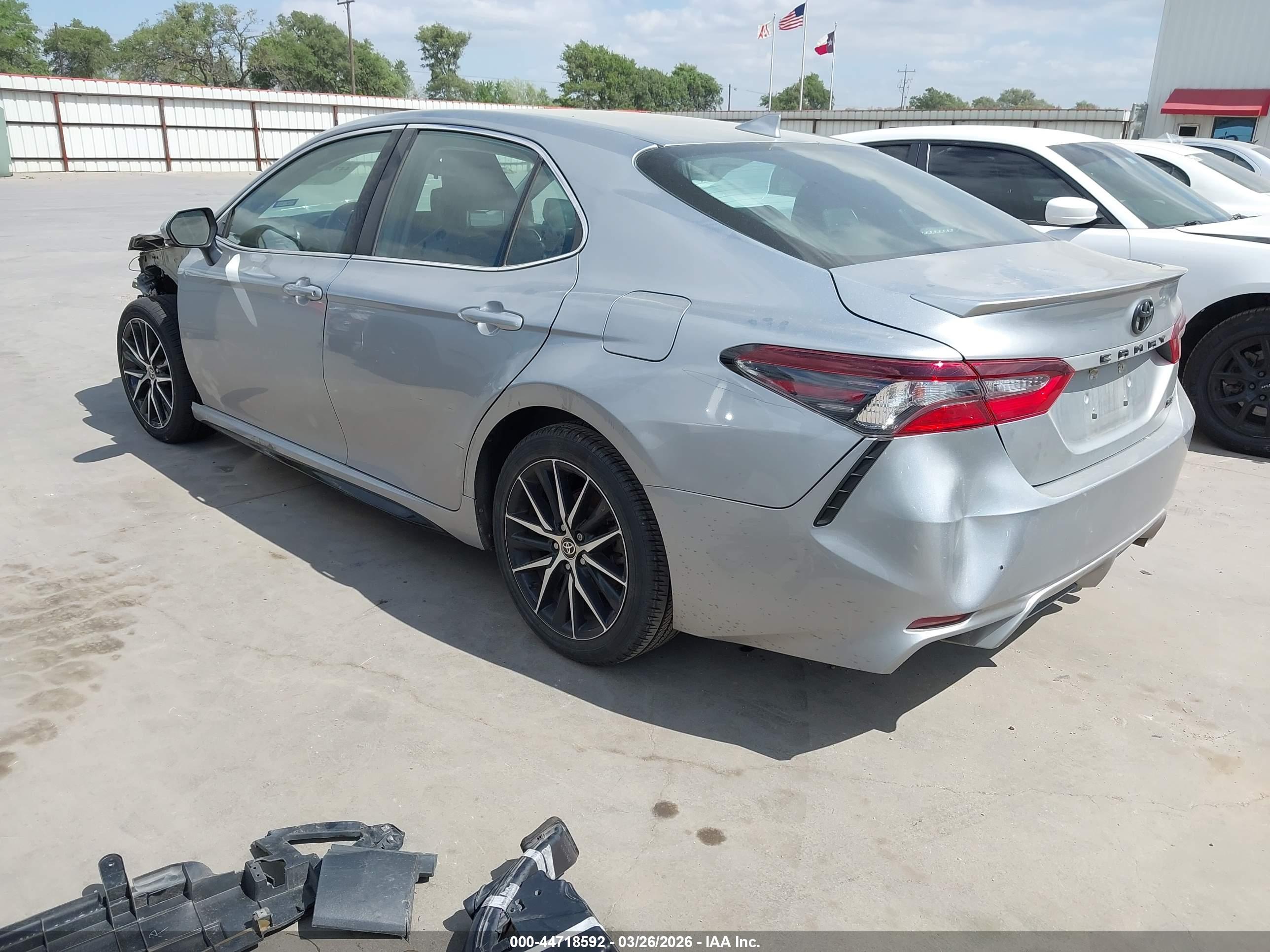 TOYOTA CAMRY image 3
