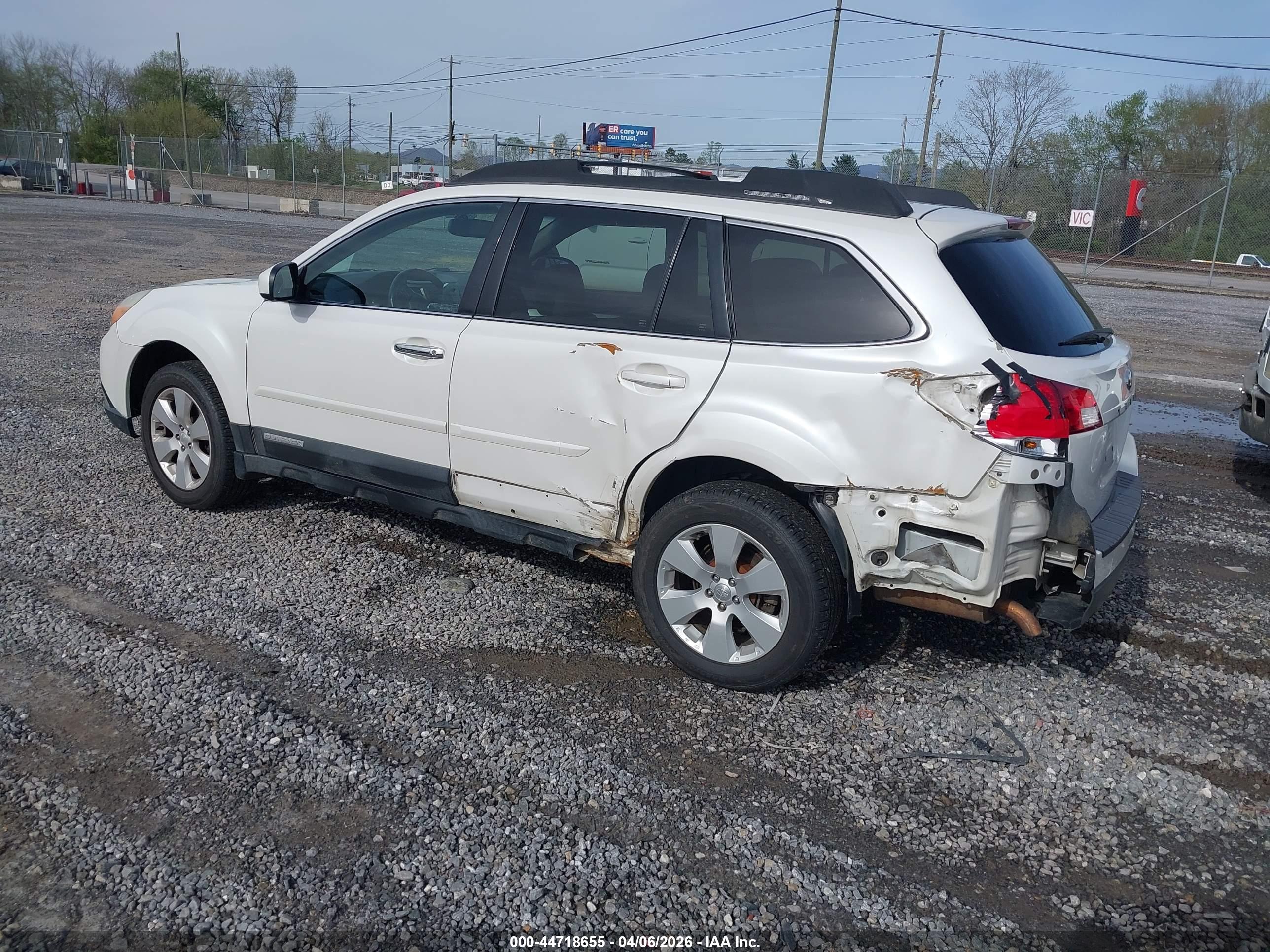 SUBARU OUTBACK image 3