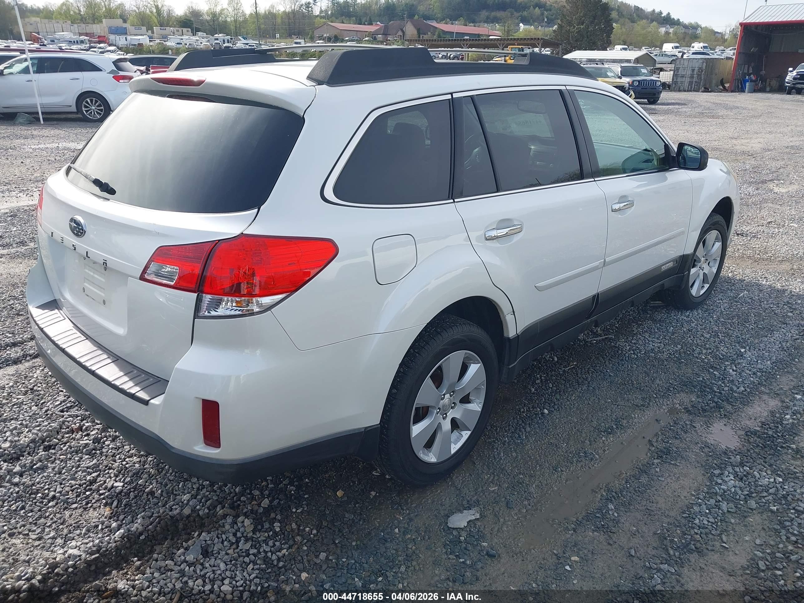SUBARU OUTBACK image 4