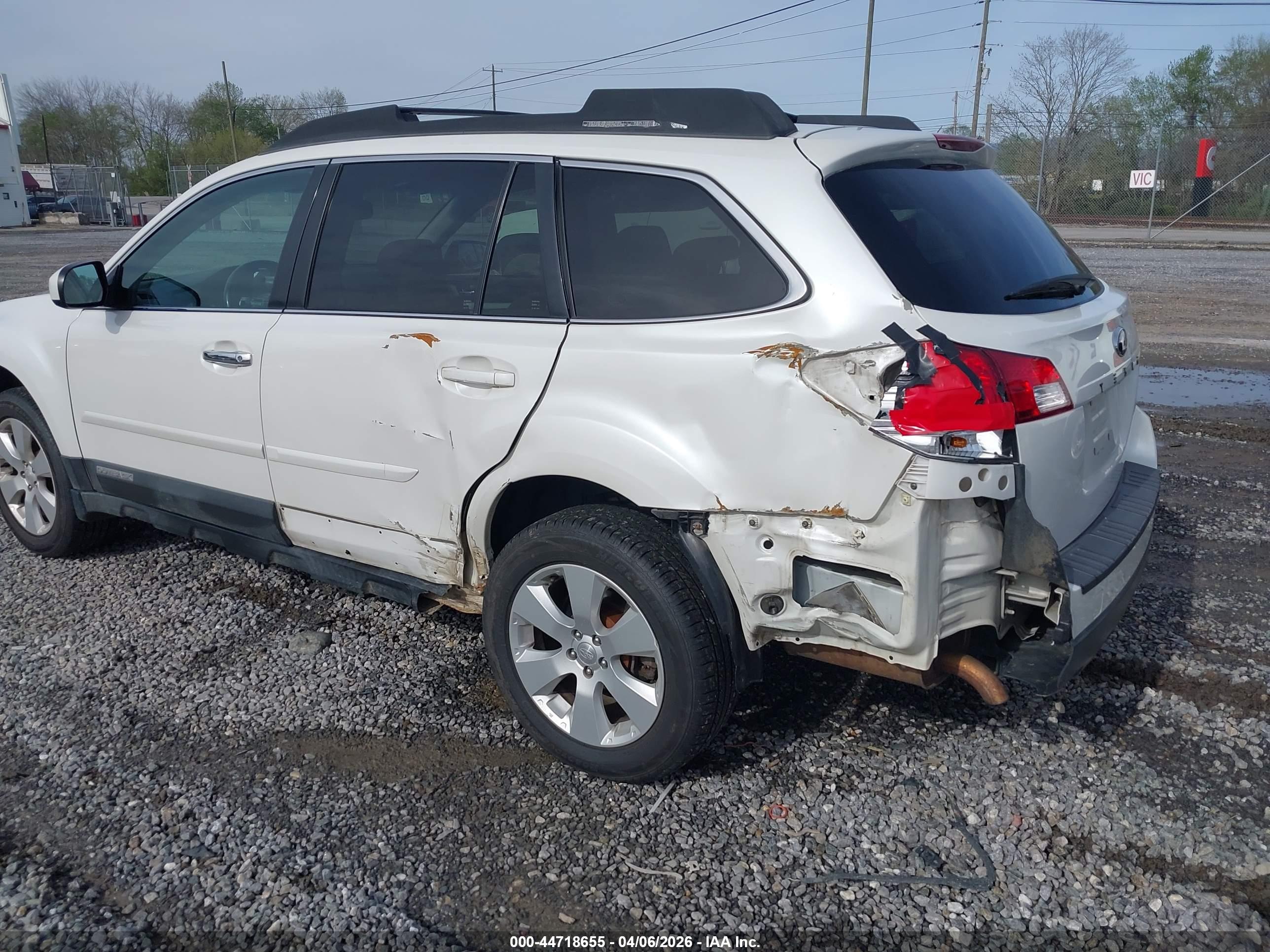 SUBARU OUTBACK image 6