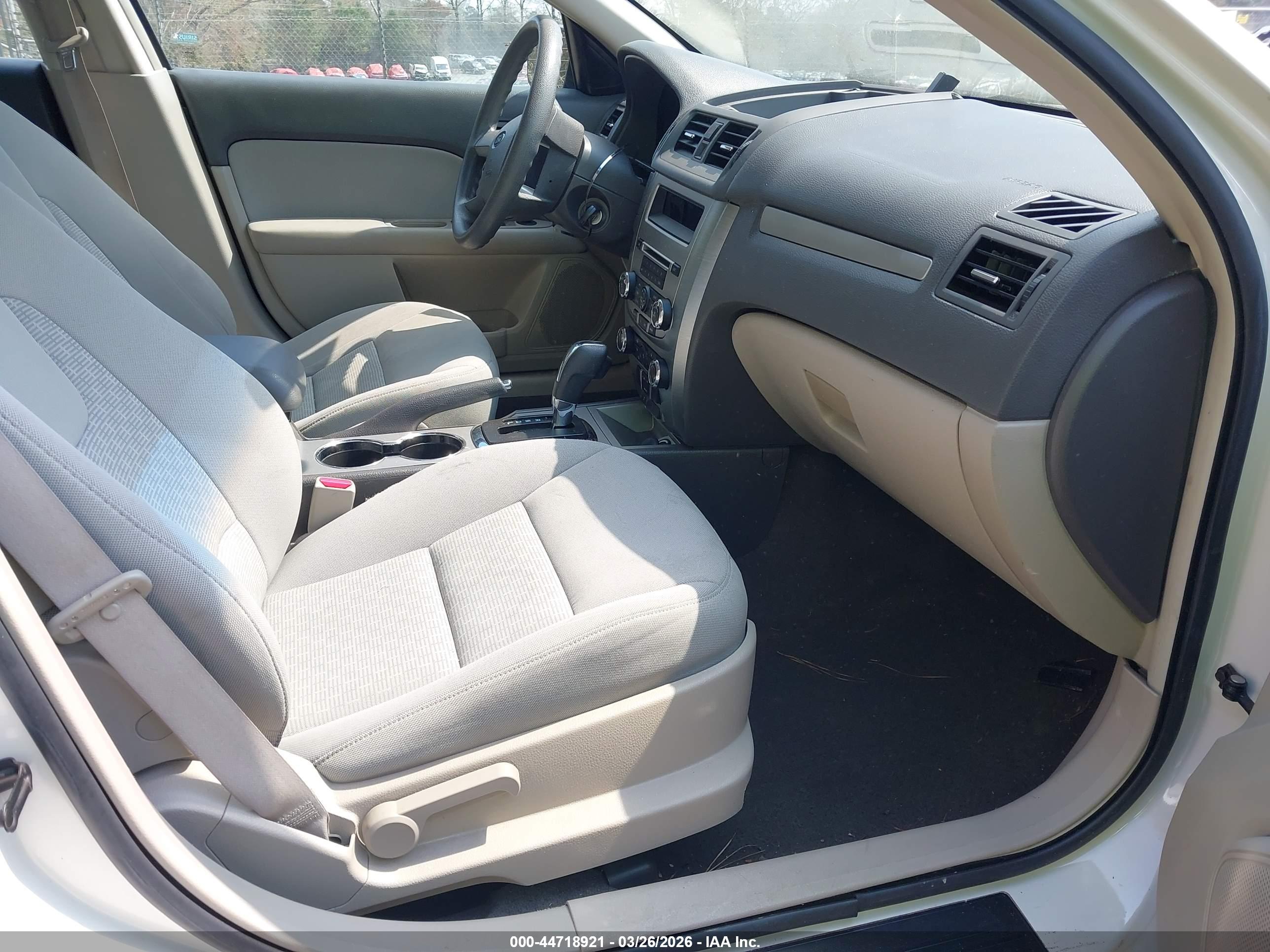 FORD FUSION image 5