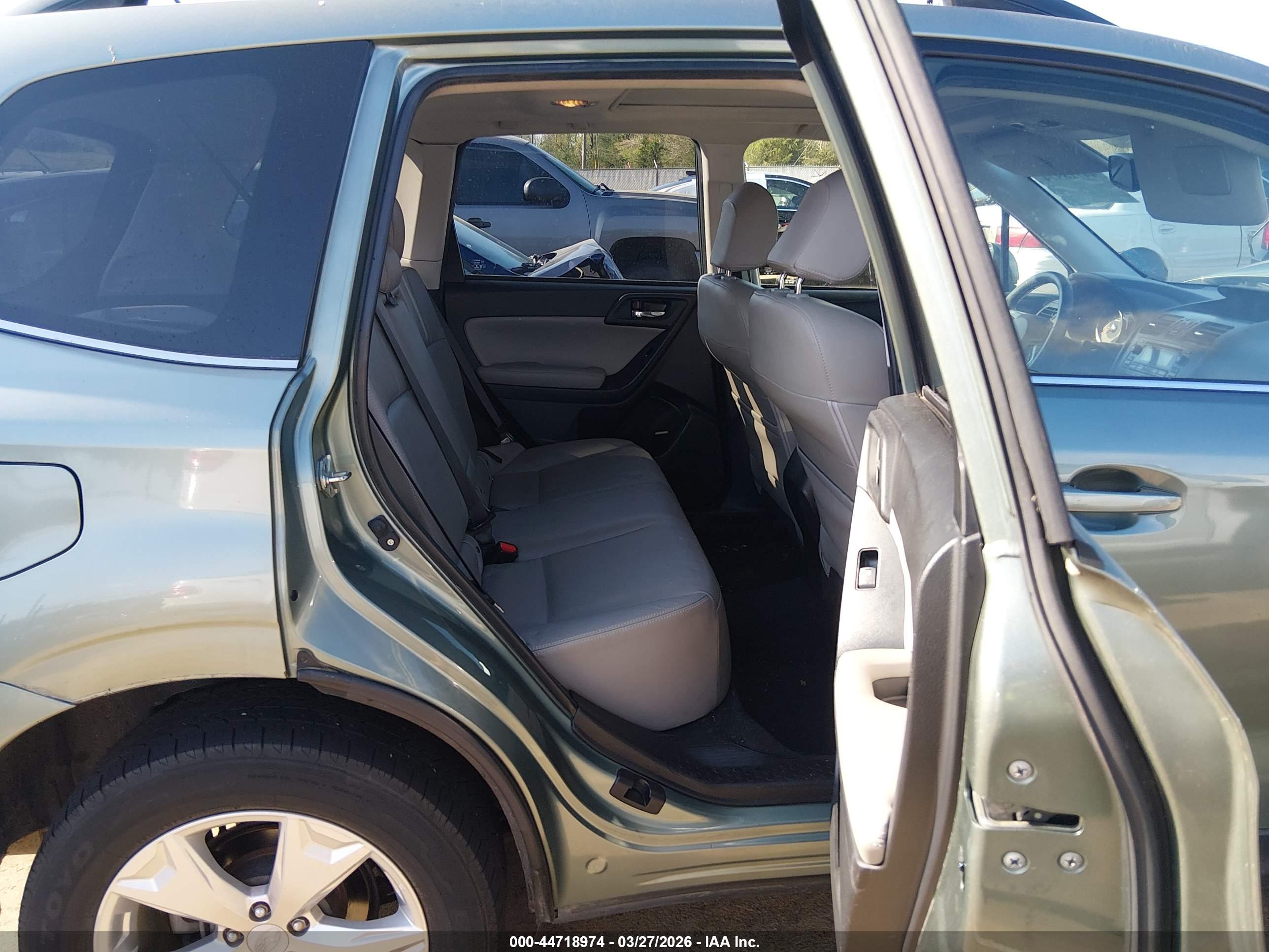 SUBARU FORESTER image 8