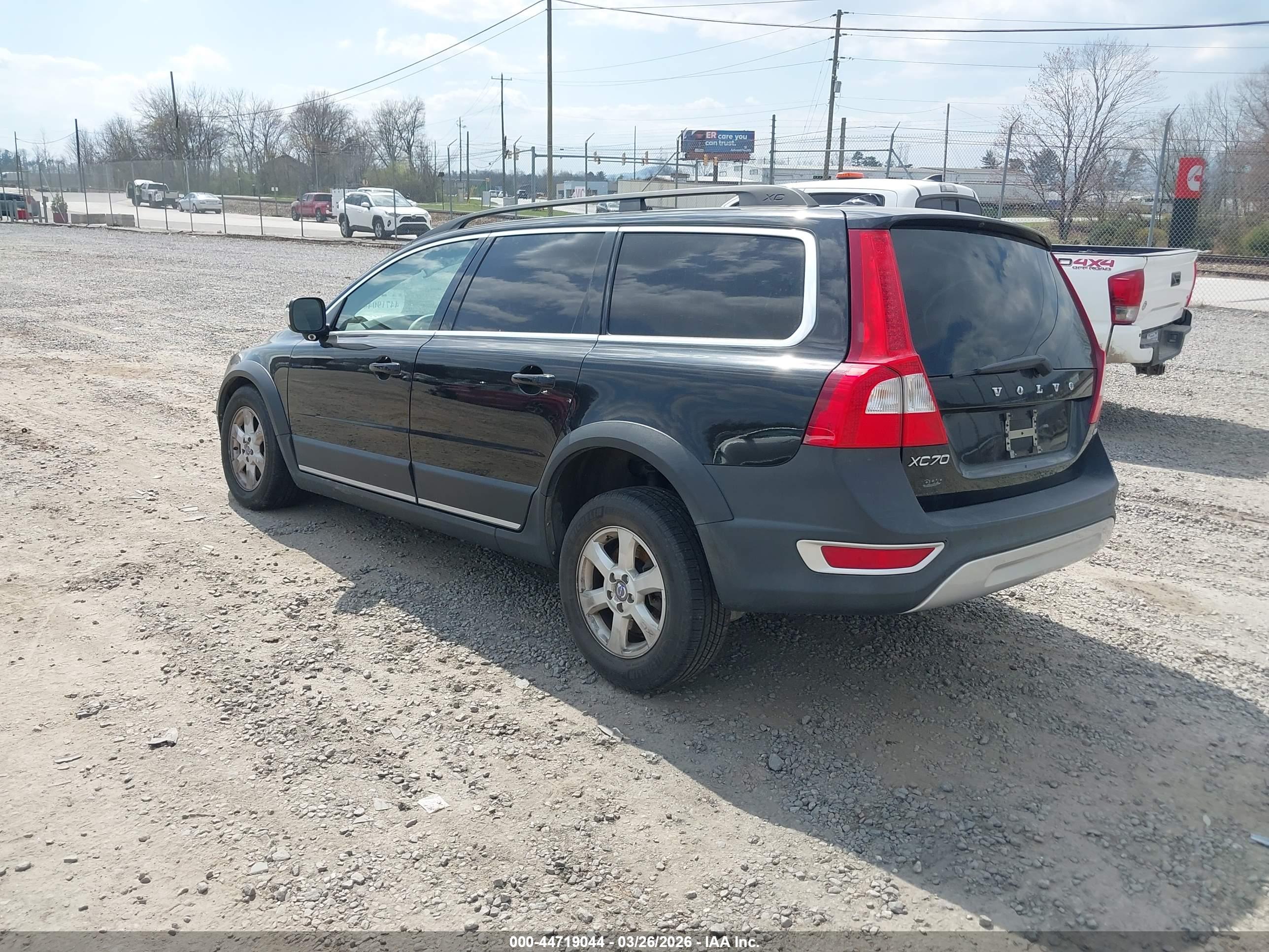 VOLVO XC70 image 3