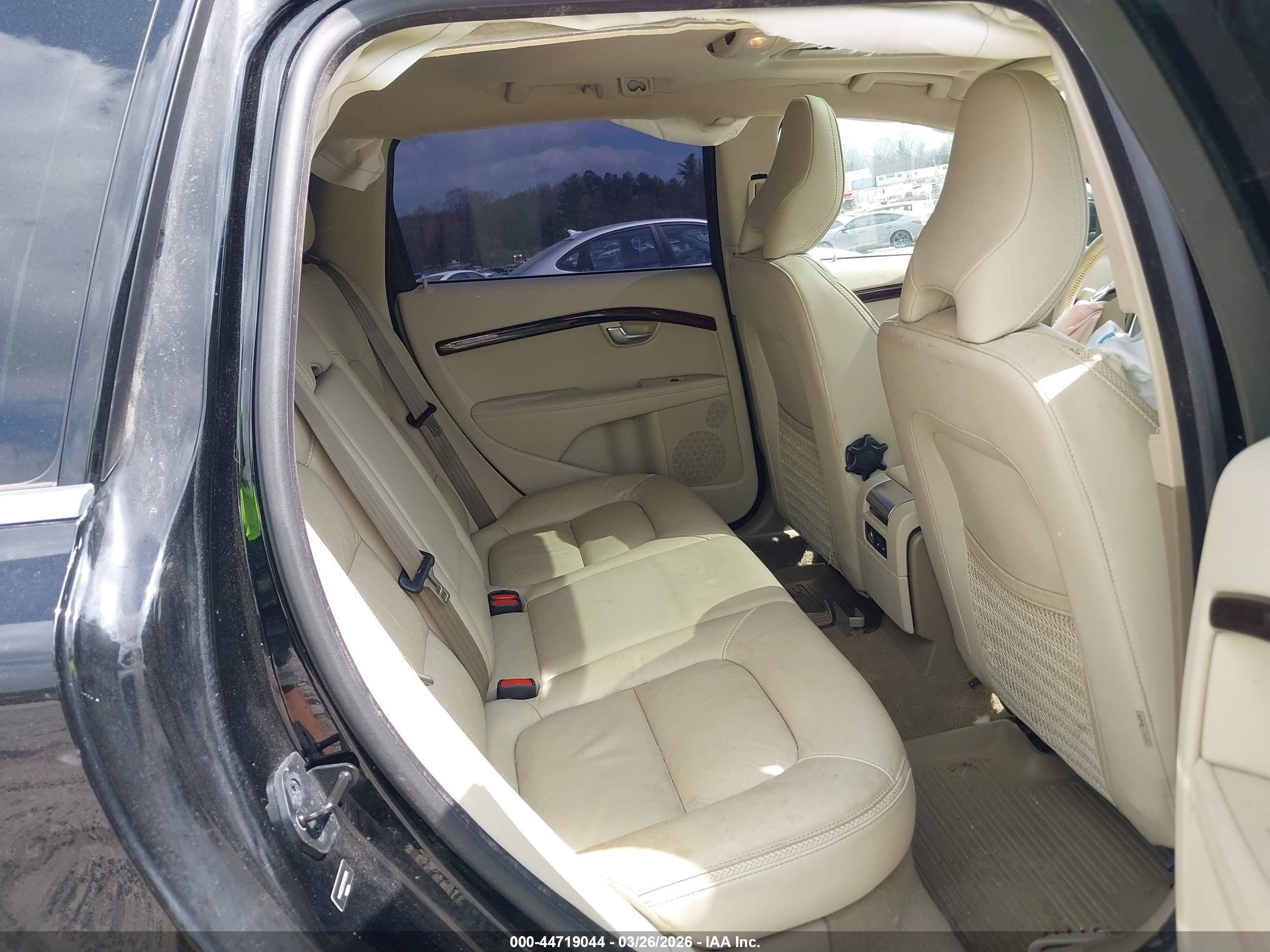 VOLVO XC70 image 8