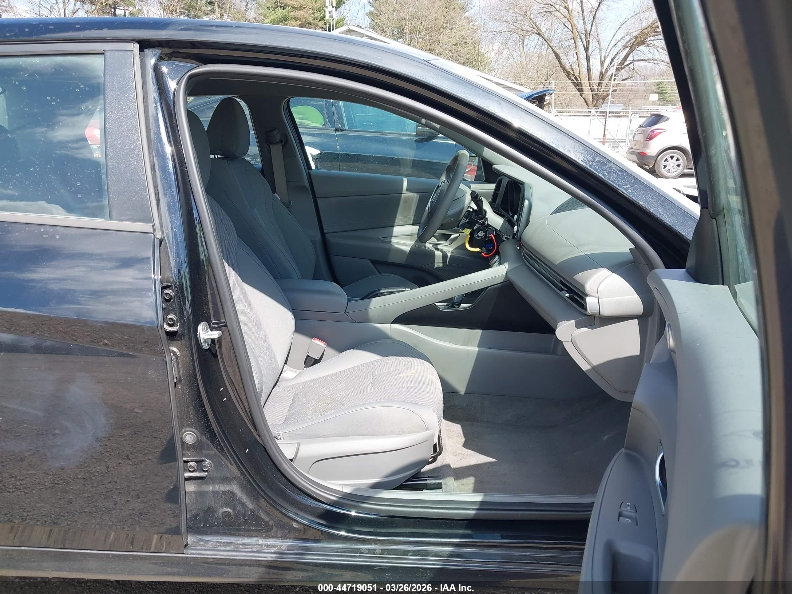 HYUNDAI ELANTRA image 5