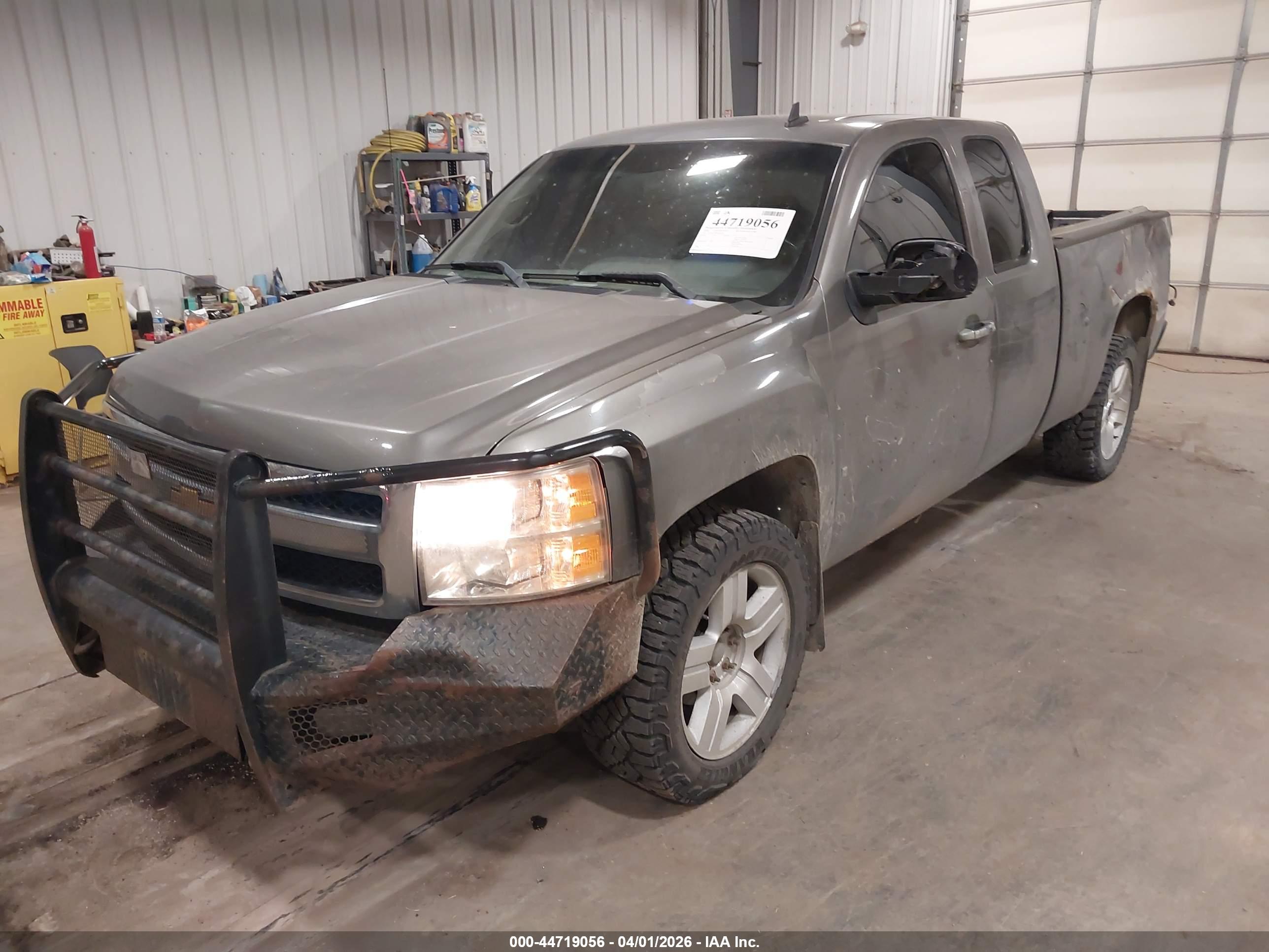 CHEVROLET SILVERADO image 2