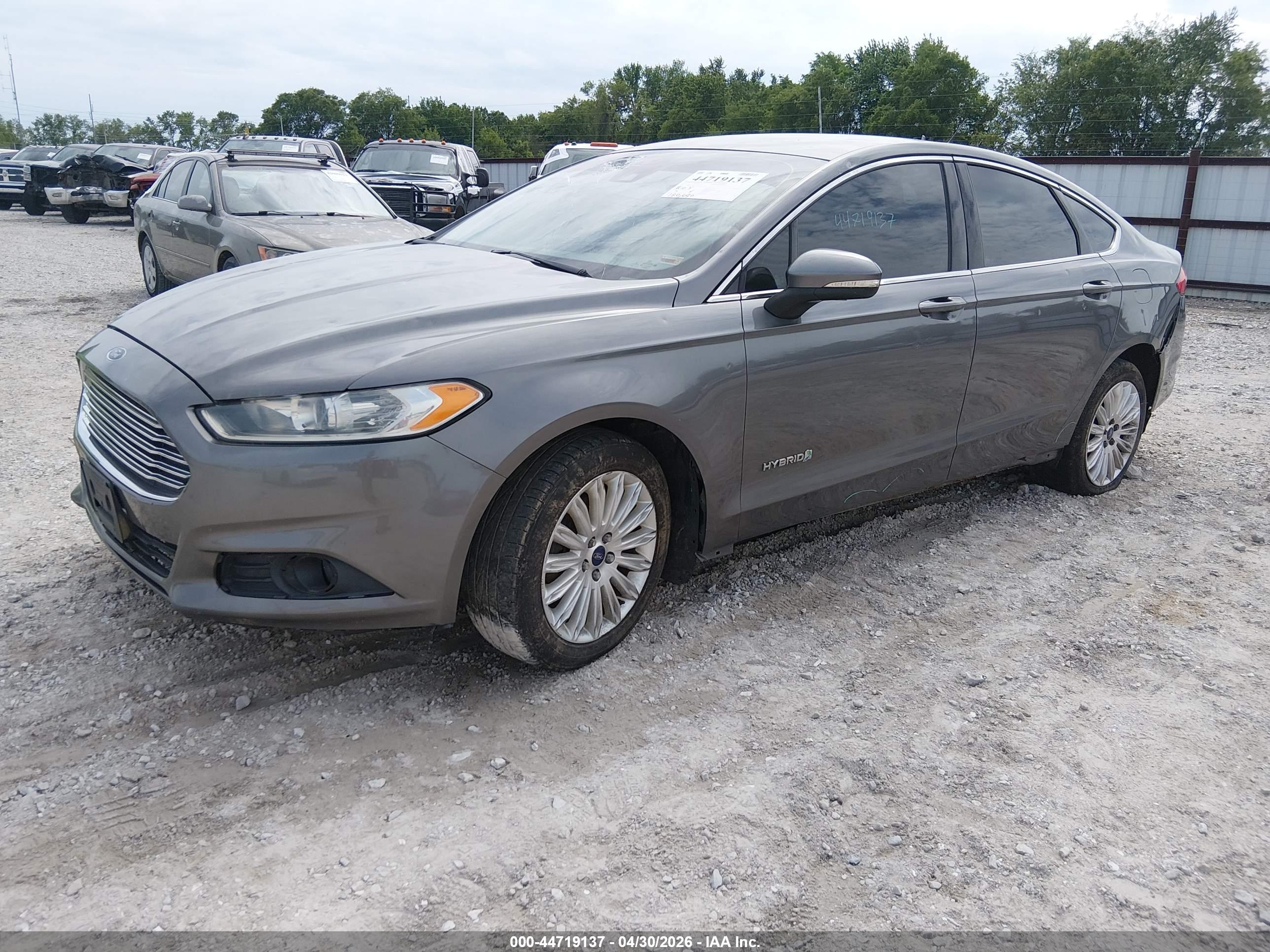 FORD FUSION image 2