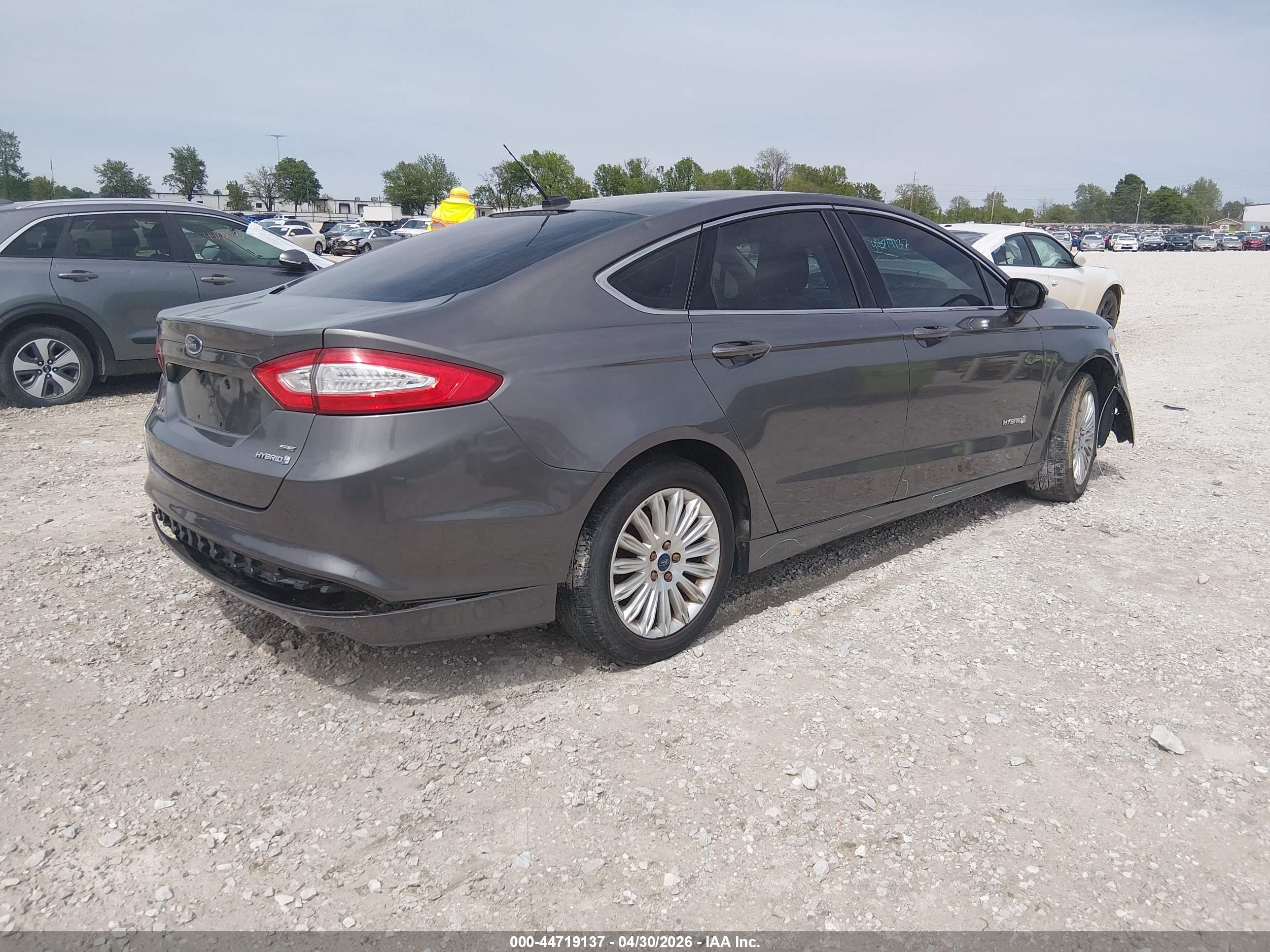 FORD FUSION image 4