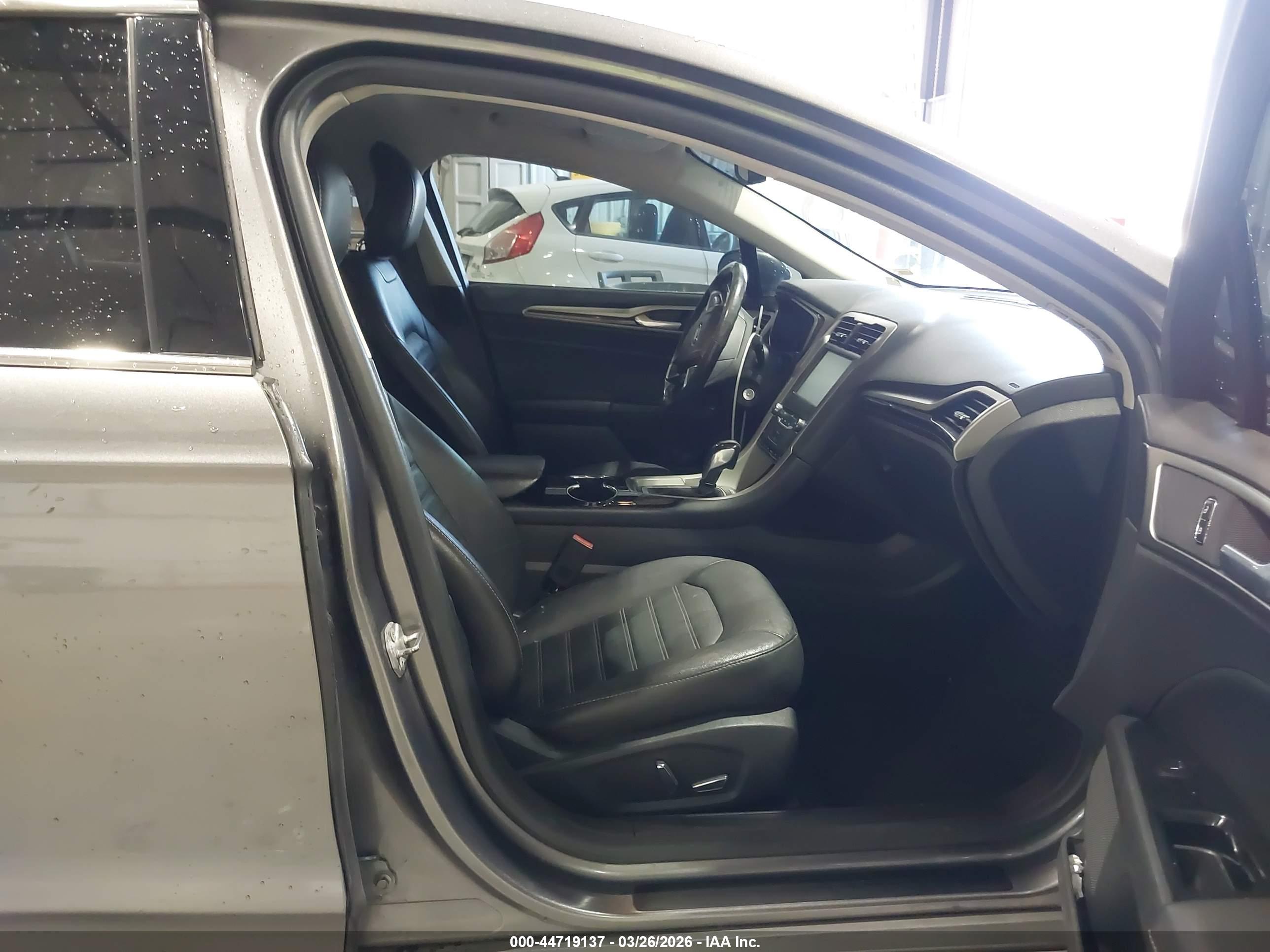 FORD FUSION image 5