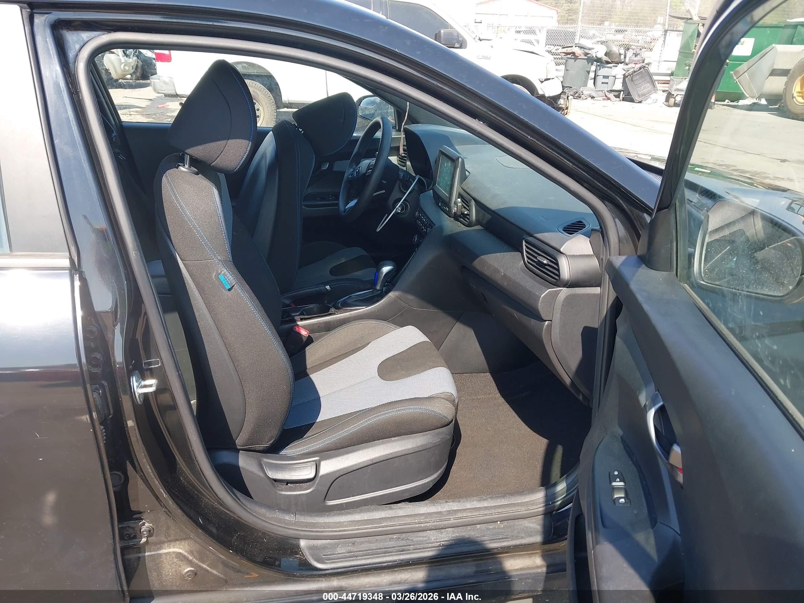 HYUNDAI VELOSTER image 5