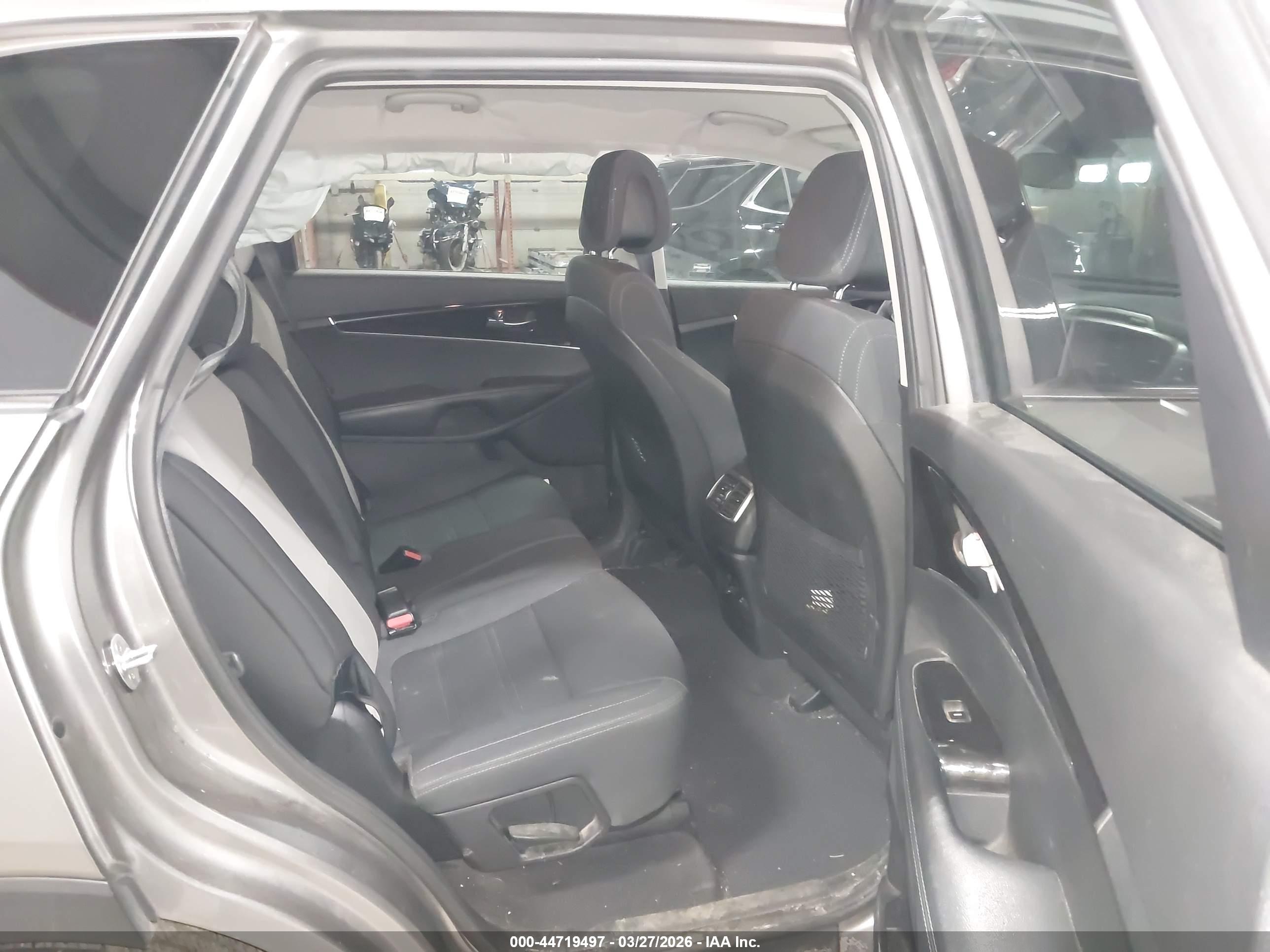 KIA SORENTO image 8