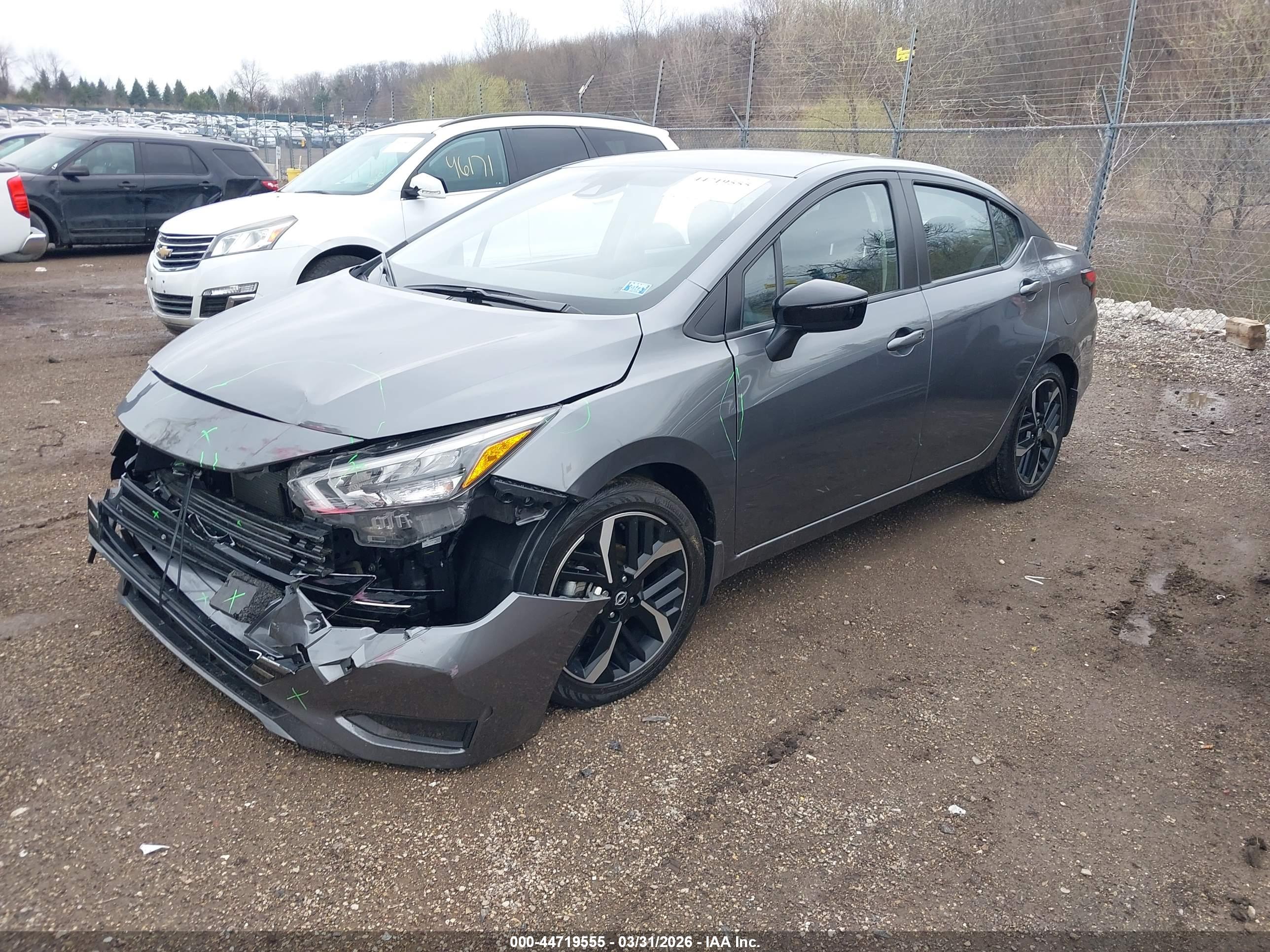 NISSAN VERSA image 2