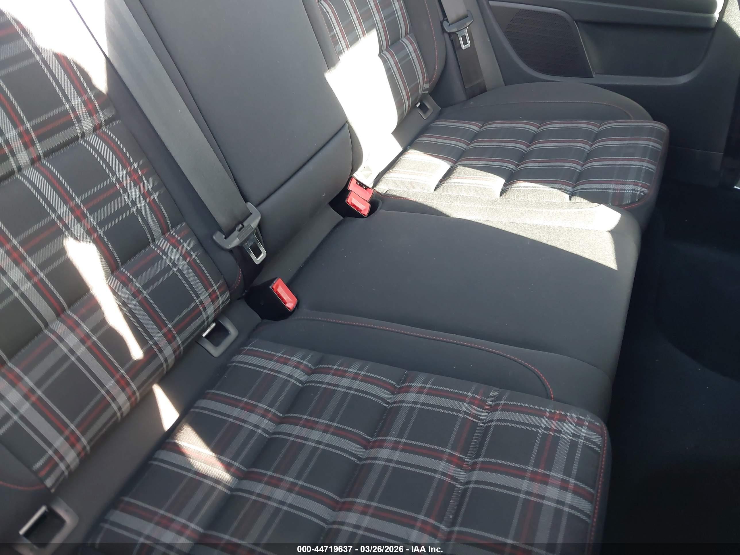 VOLKSWAGEN GTI image 8