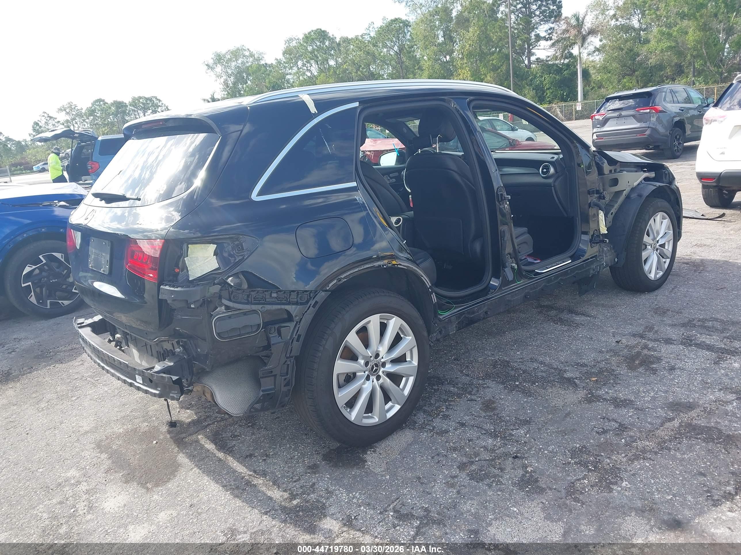 MERCEDES-BENZ GLC image 4