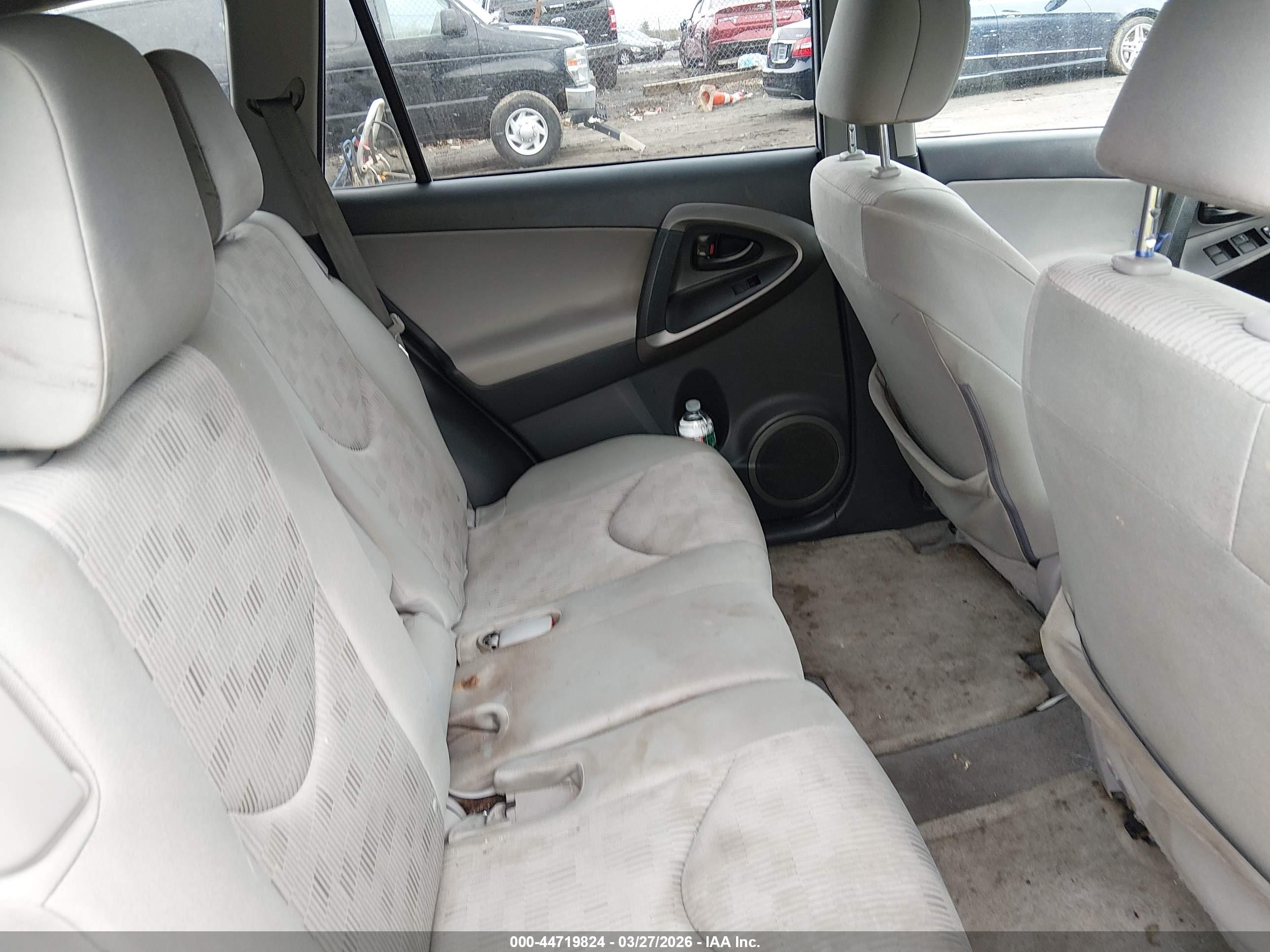 TOYOTA RAV4 image 8