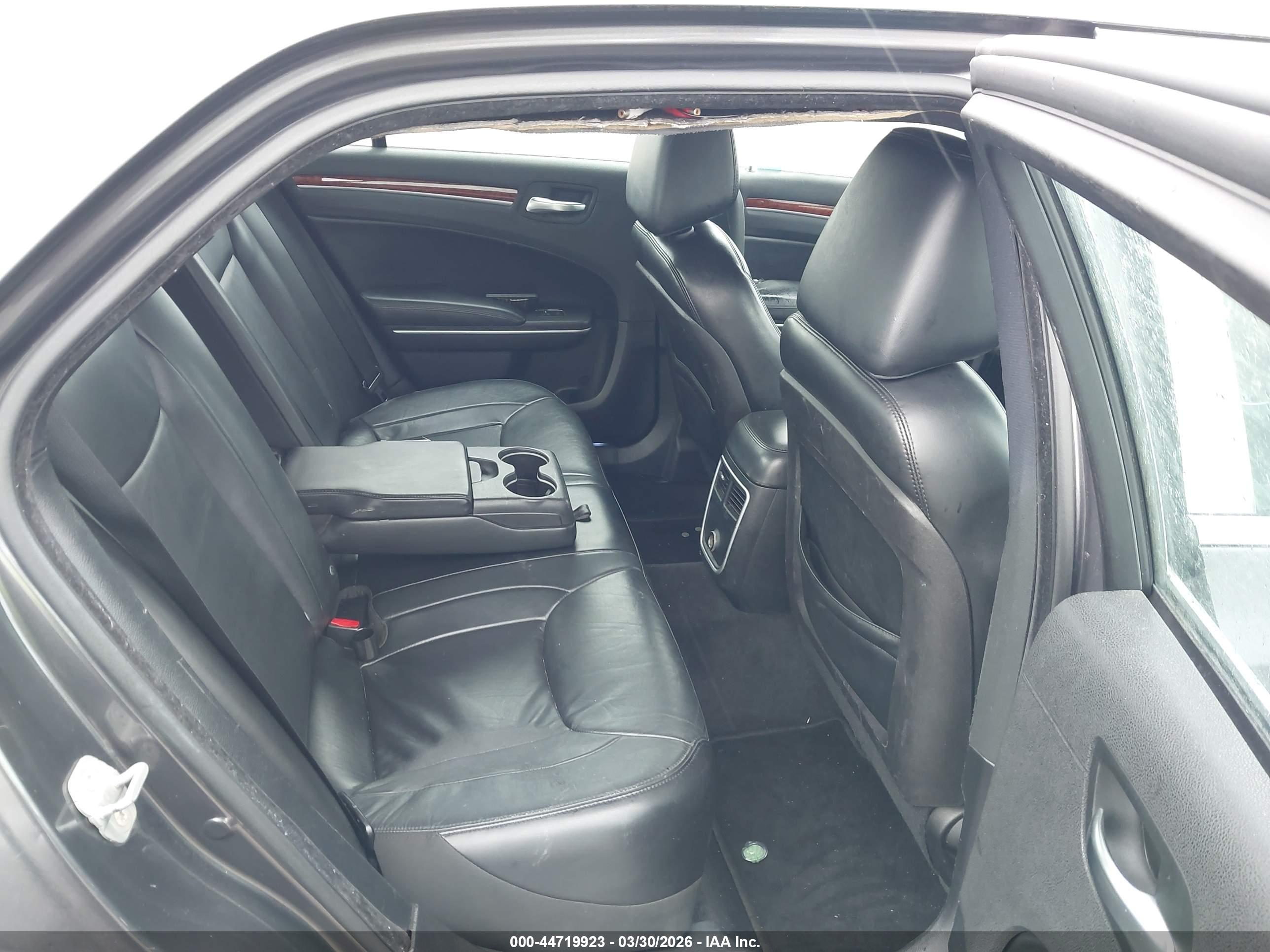 CHRYSLER 300 image 8