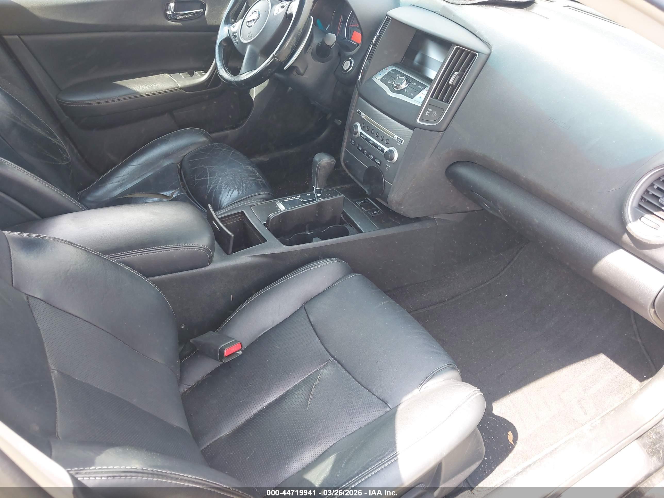 NISSAN MAXIMA image 5