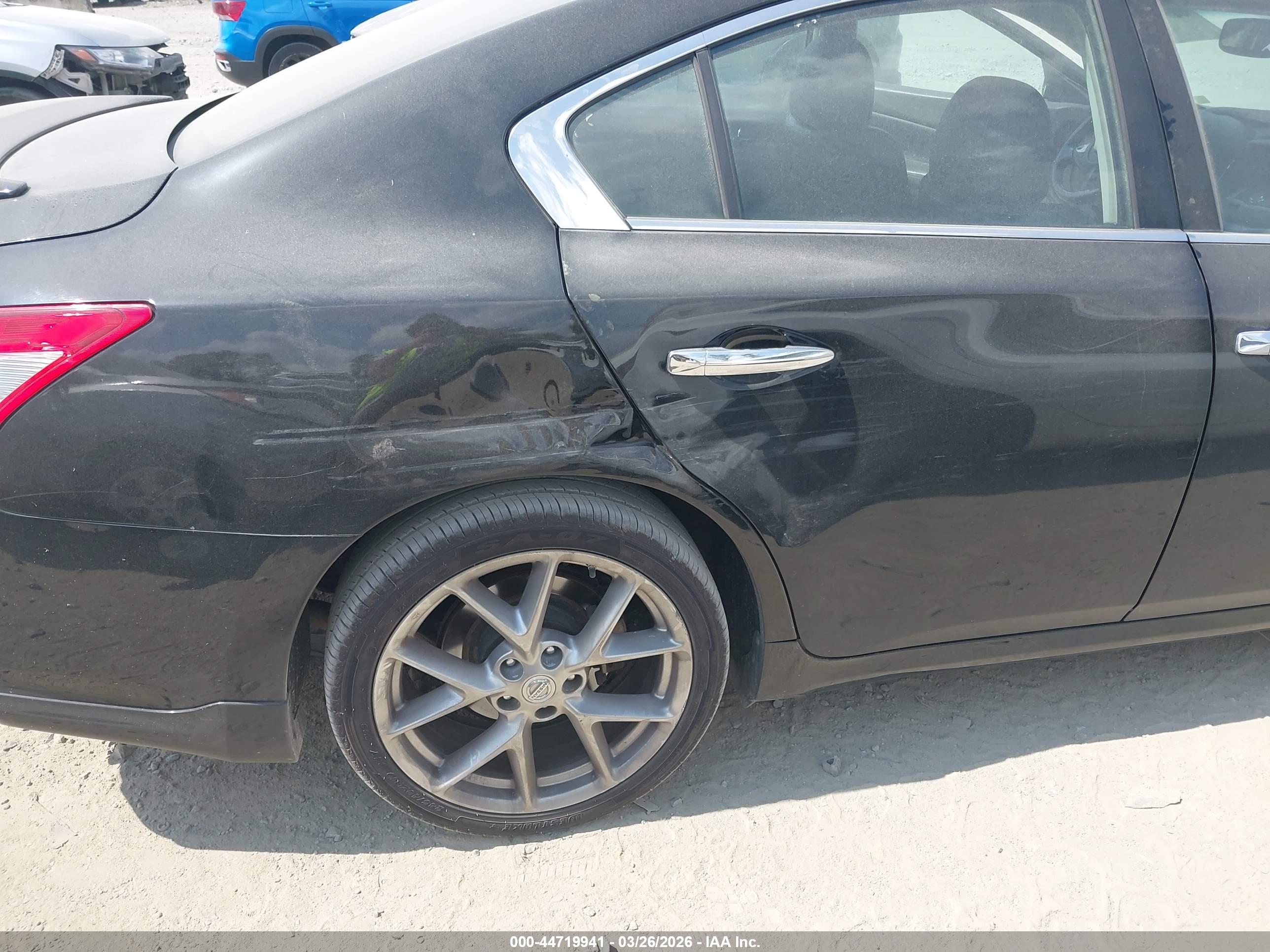 NISSAN MAXIMA image 6