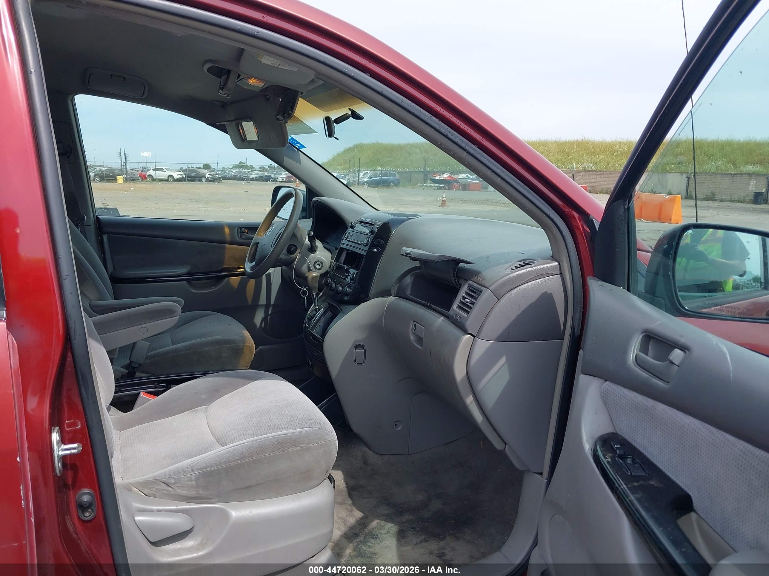 TOYOTA SIENNA image 5