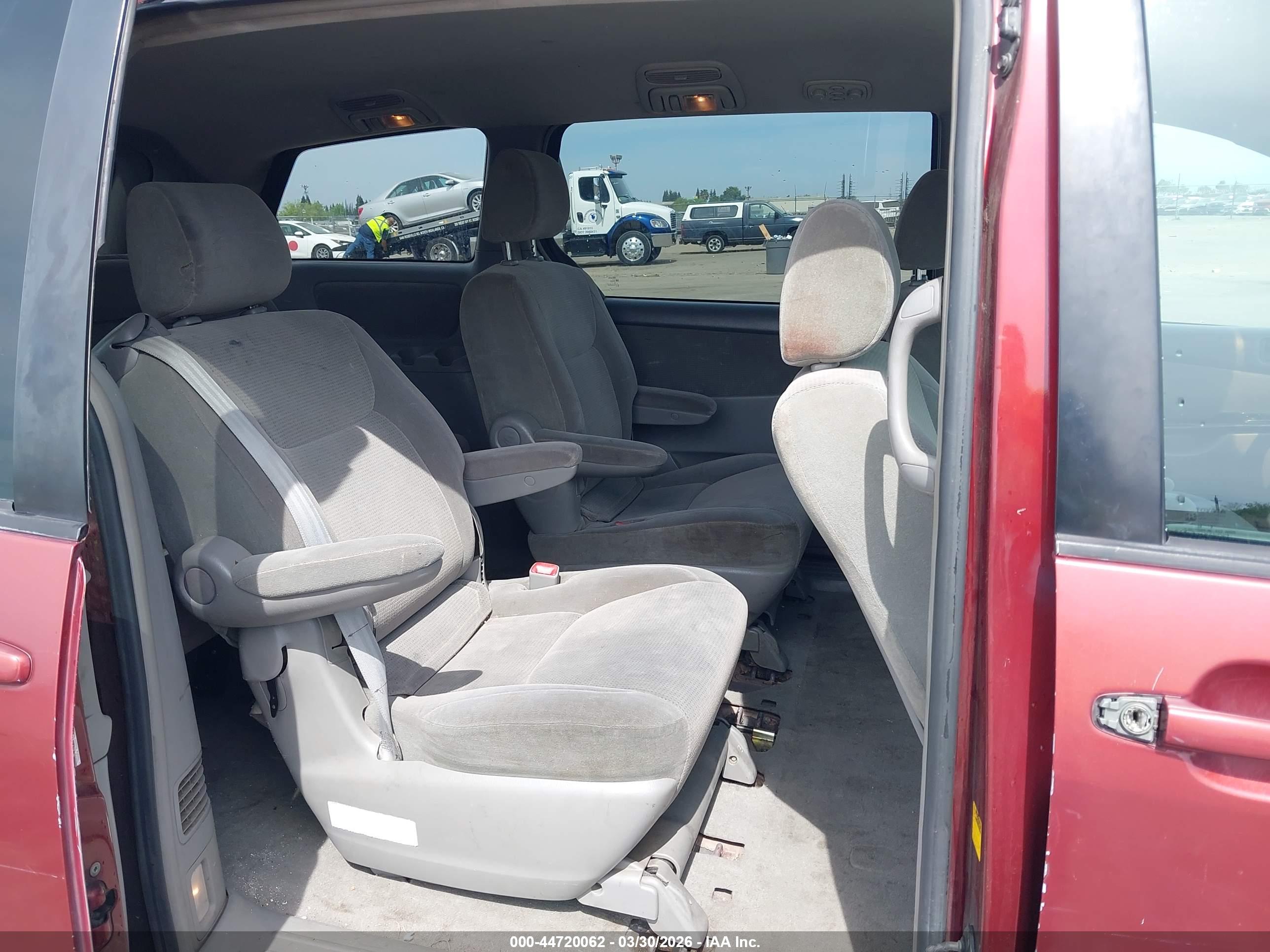 TOYOTA SIENNA image 8