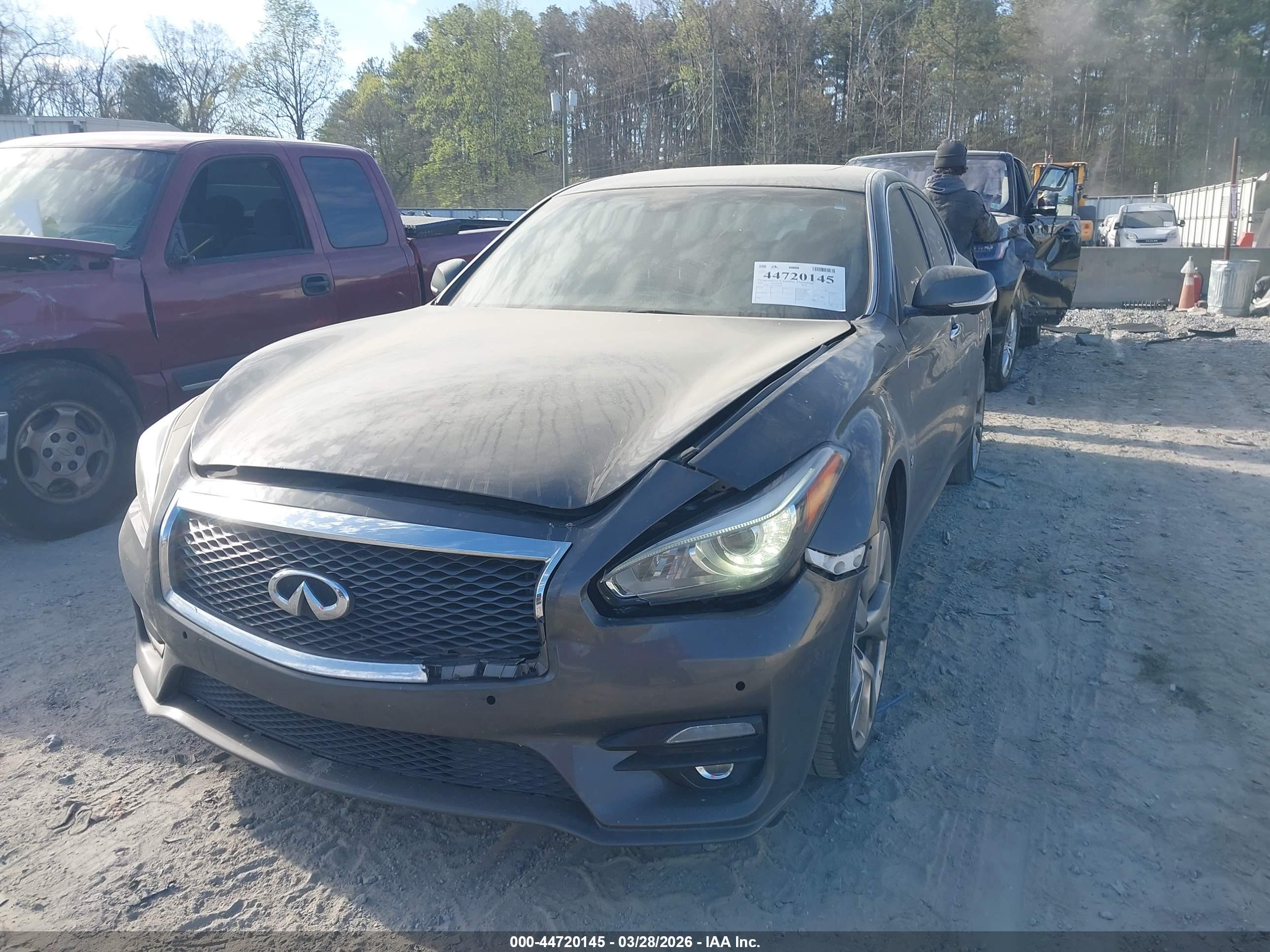 INFINITI Q70 image 2