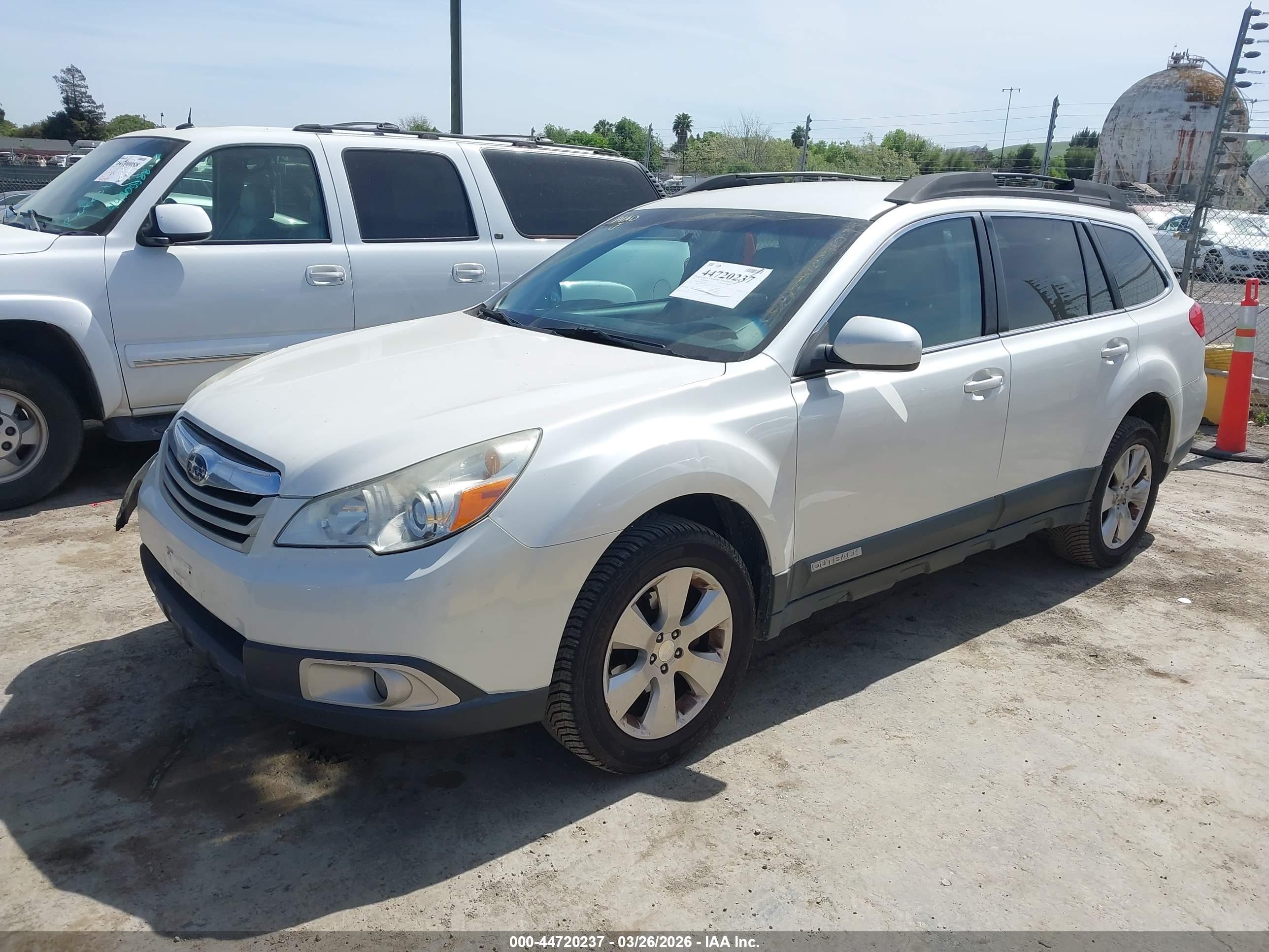 SUBARU OUTBACK image 2