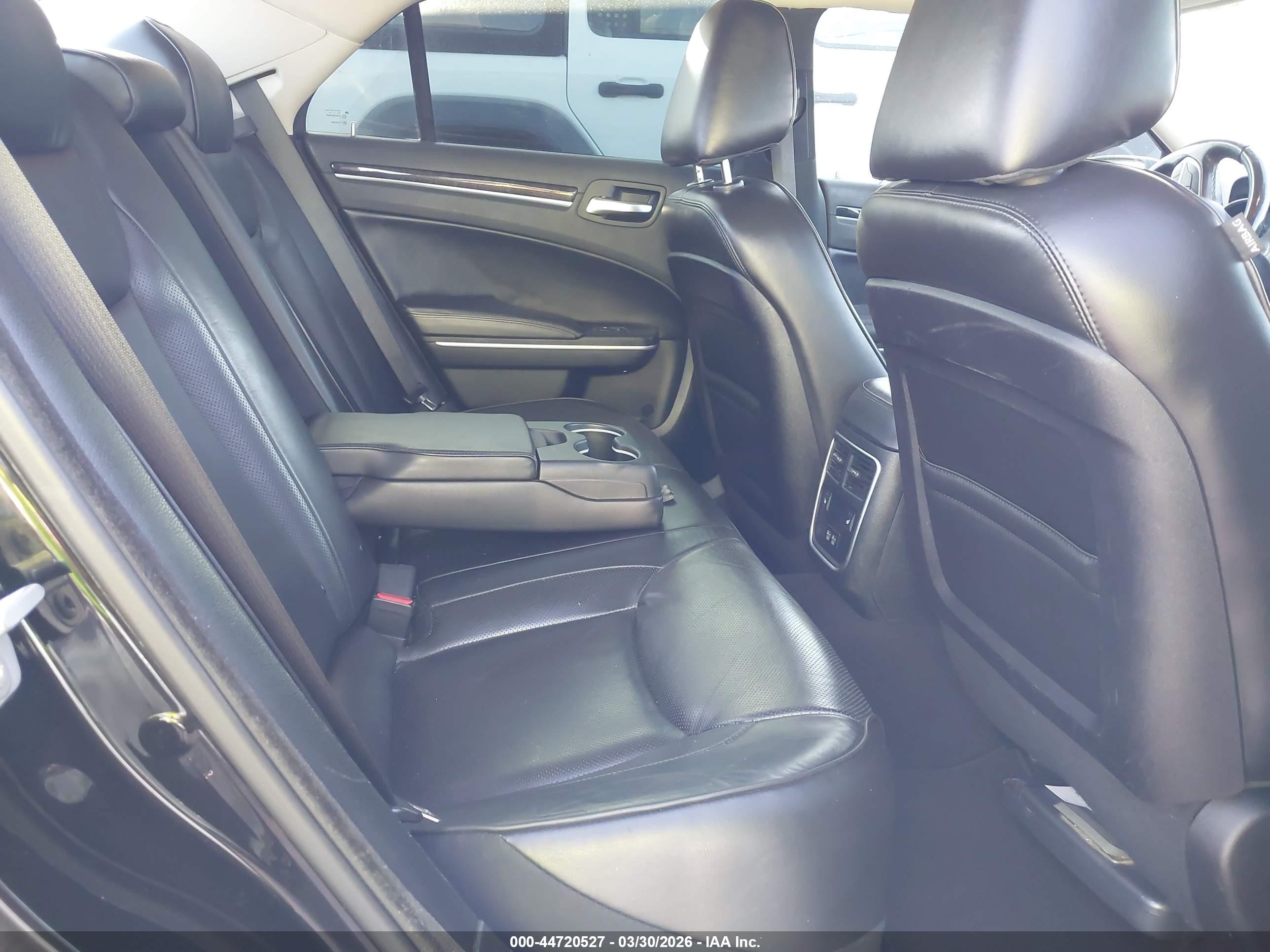 CHRYSLER 300 image 8