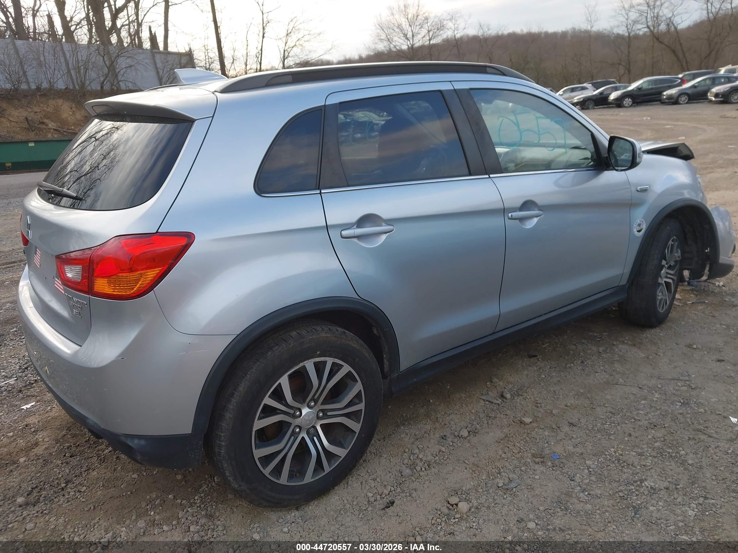 MITSUBISHI OUTLANDER image 4