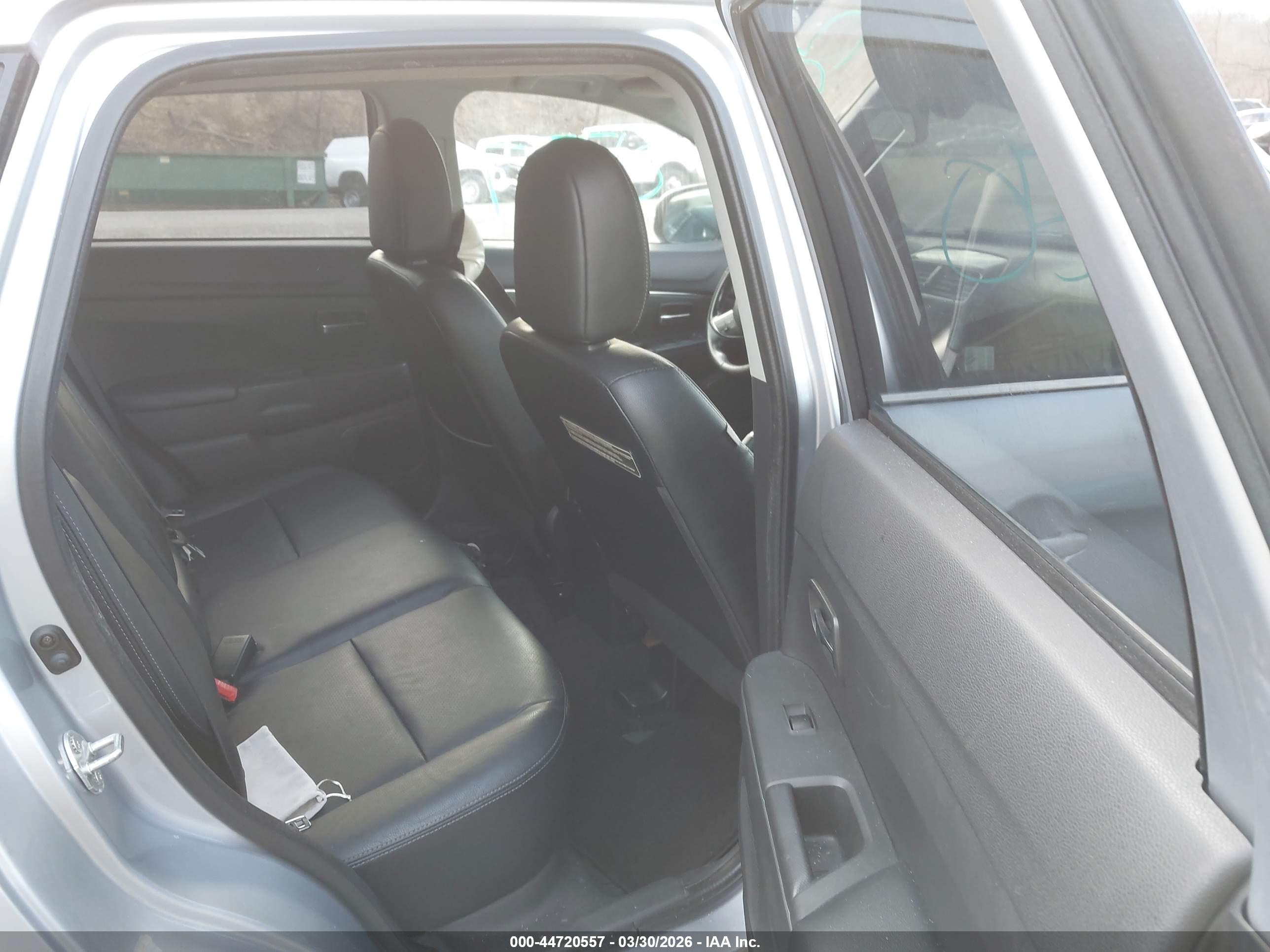 MITSUBISHI OUTLANDER image 8