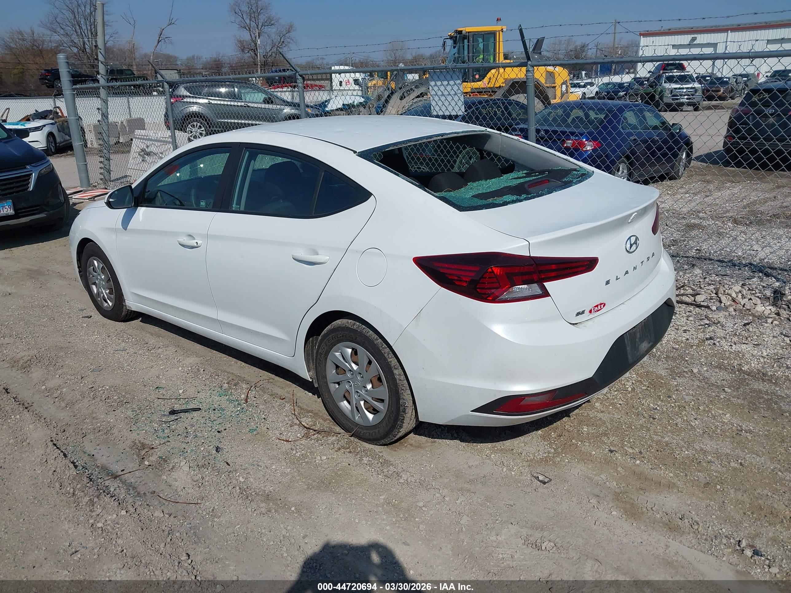 HYUNDAI ELANTRA image 3