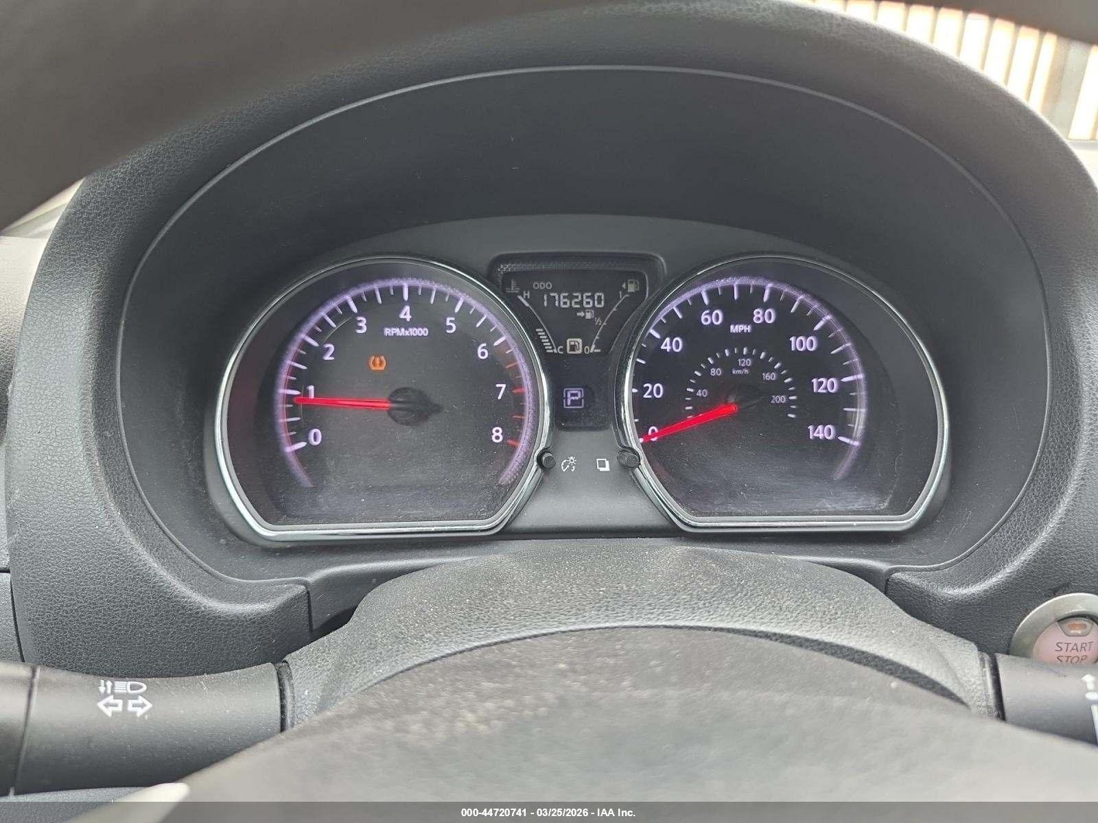 NISSAN VERSA image 7