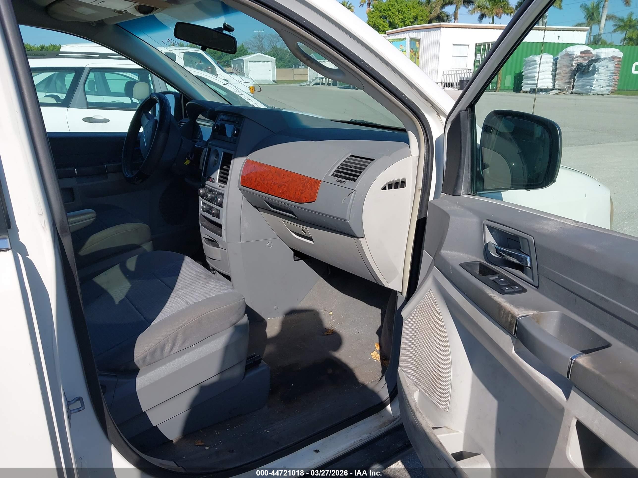 CHRYSLER TOWN image 5
