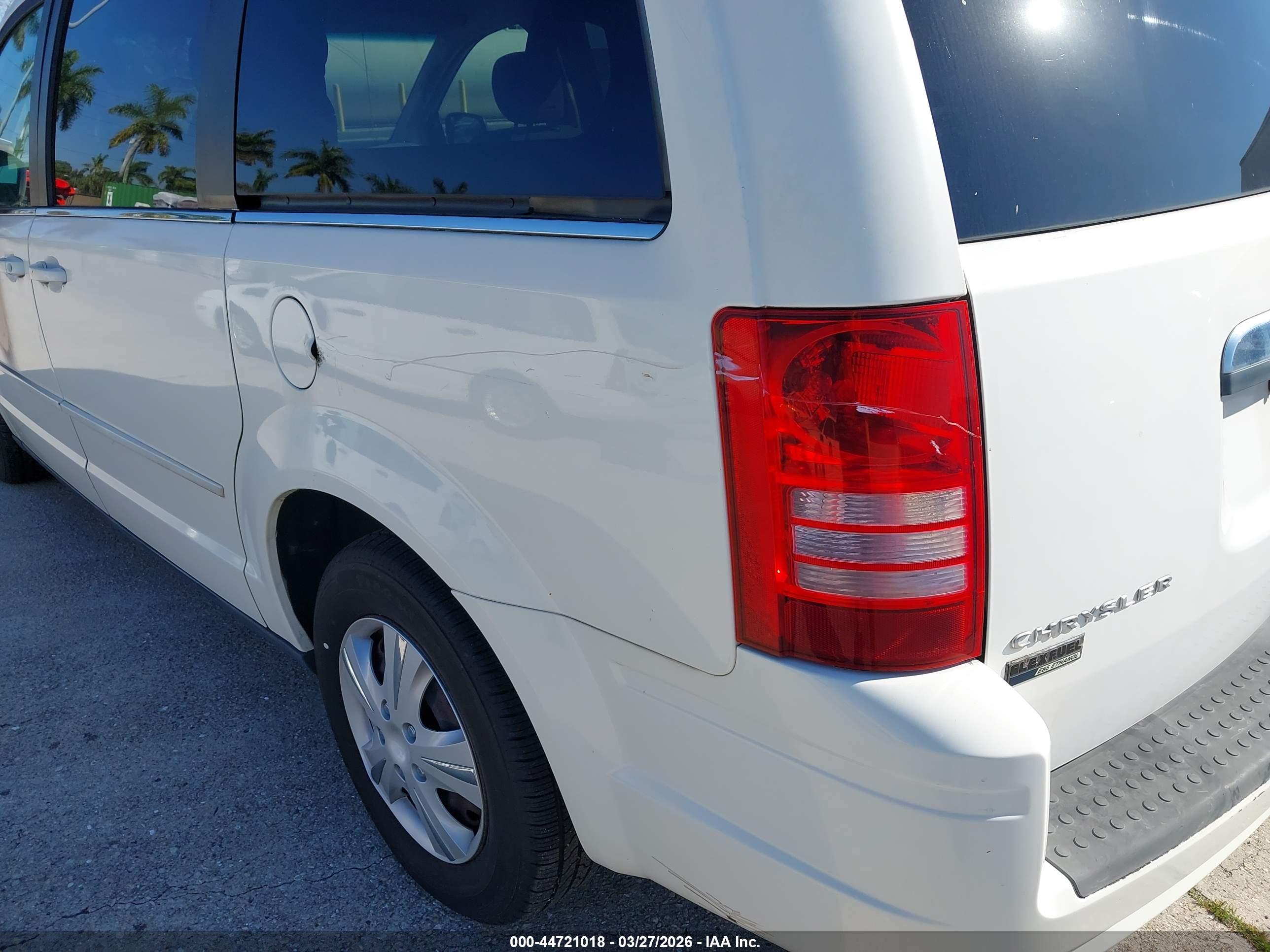 CHRYSLER TOWN image 6