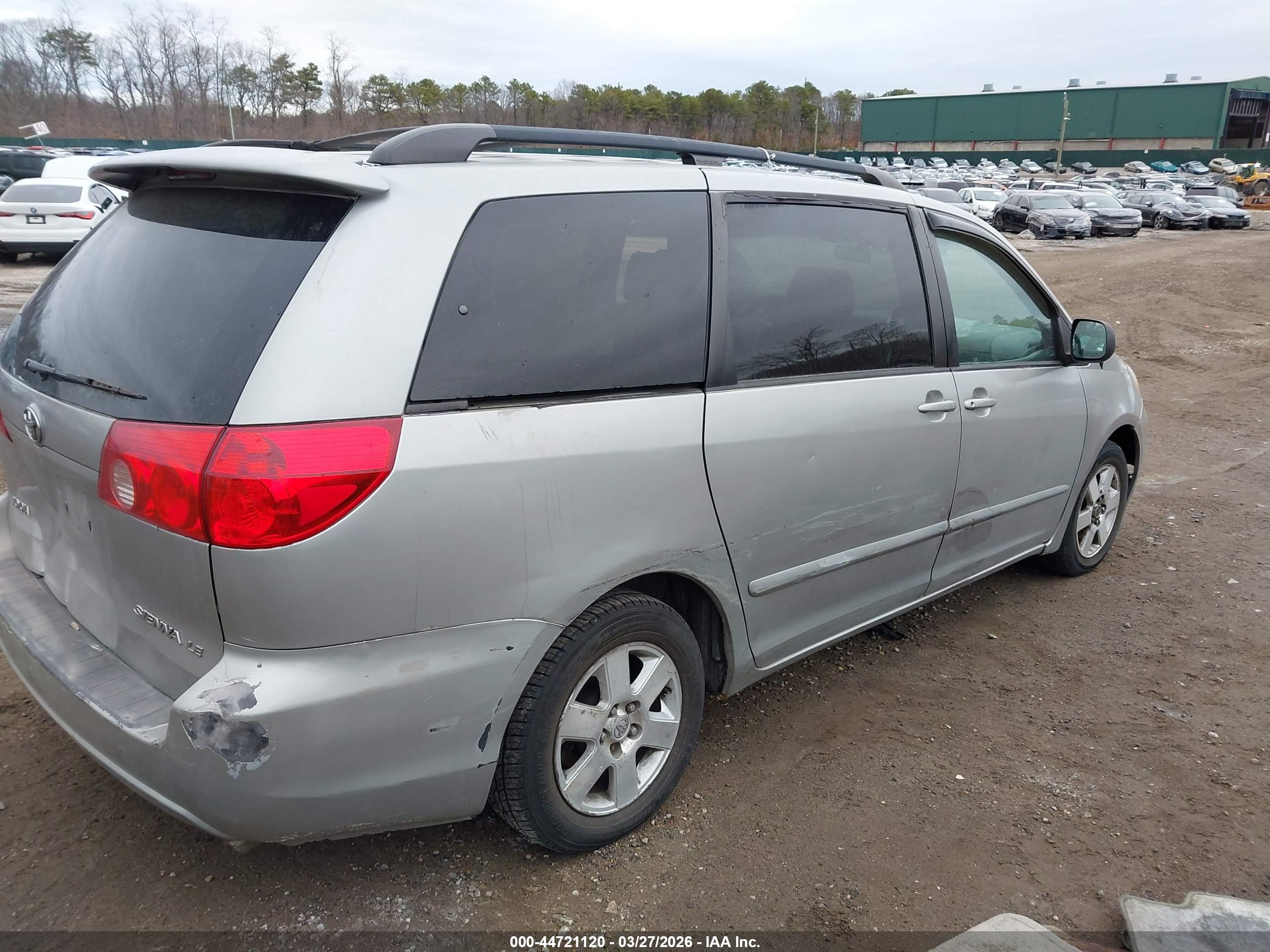 TOYOTA SIENNA image 4