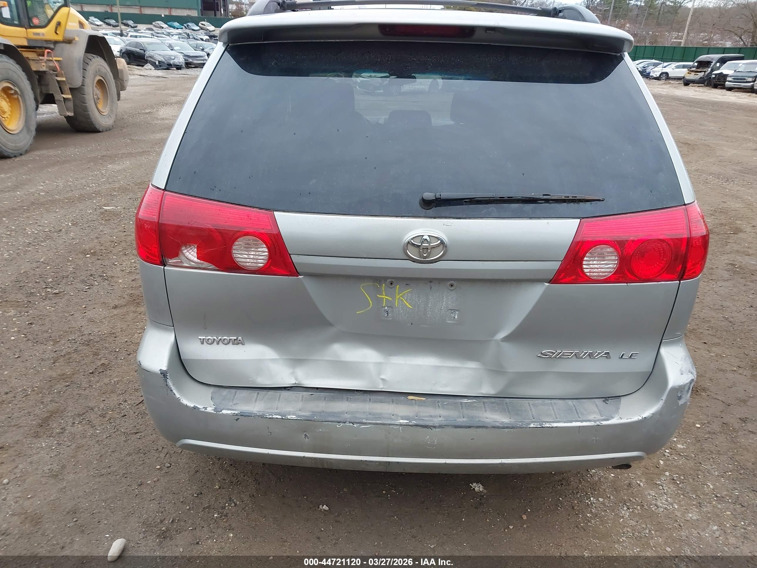 TOYOTA SIENNA image 6