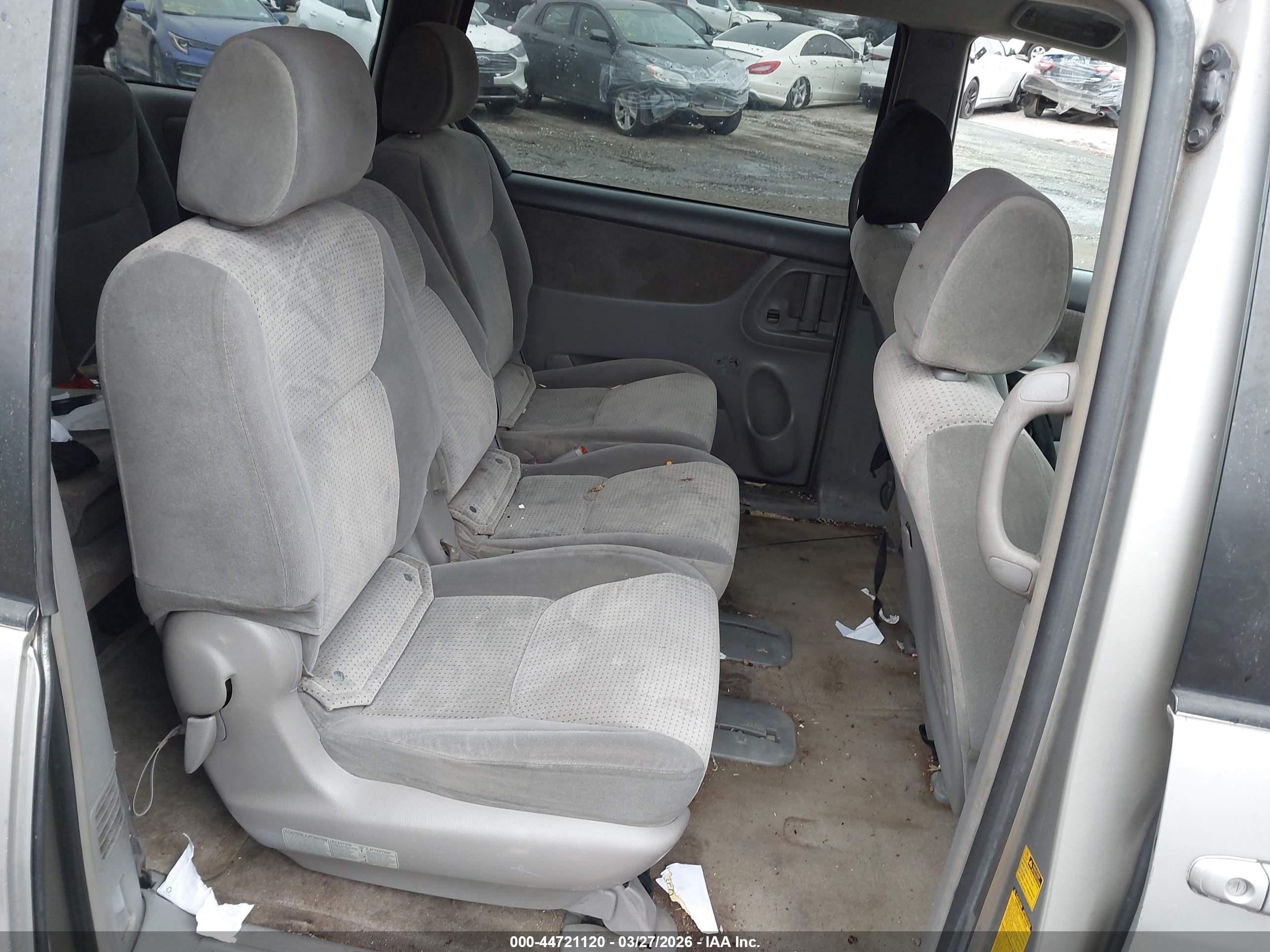 TOYOTA SIENNA image 8