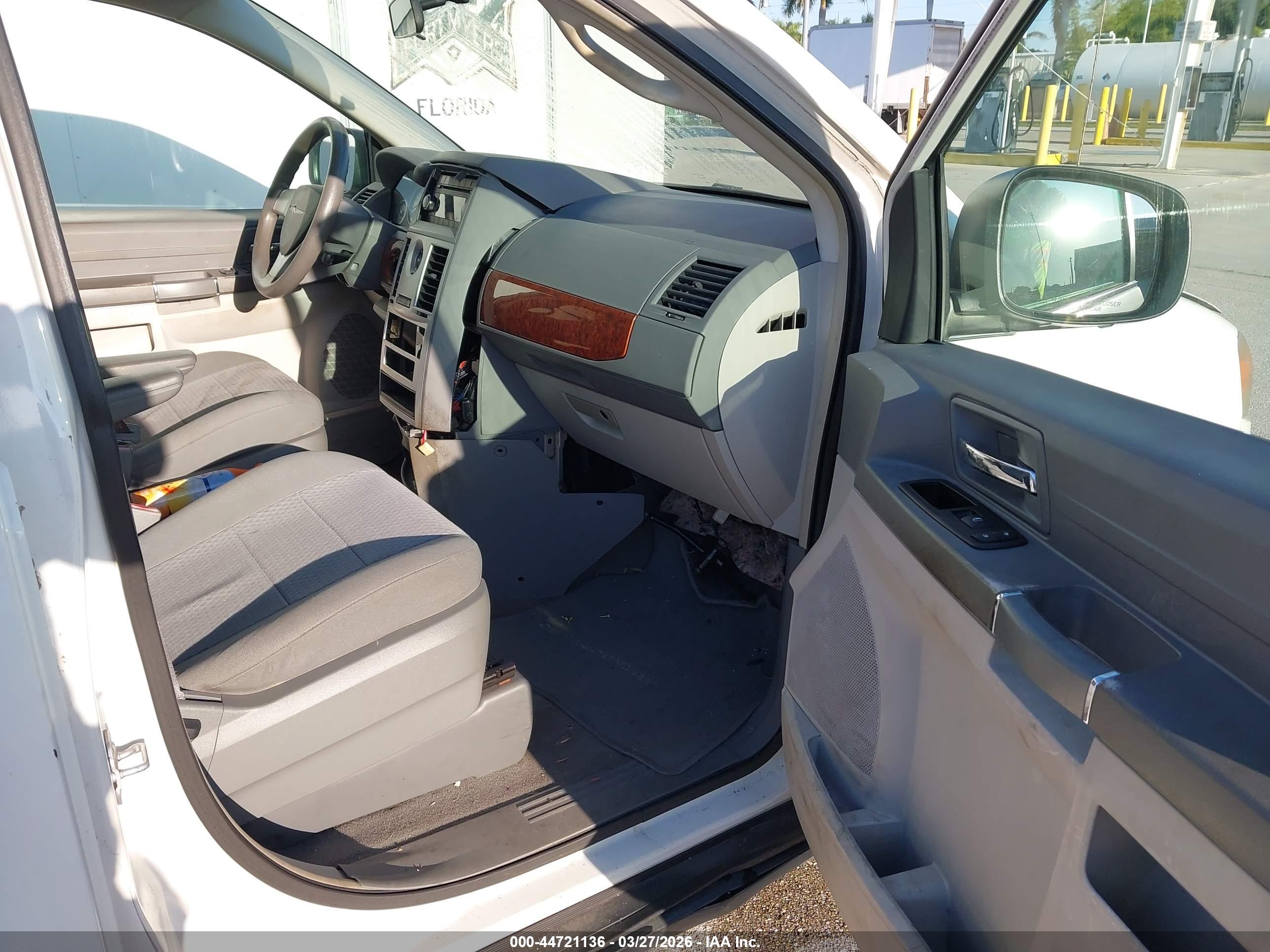 CHRYSLER TOWN image 5