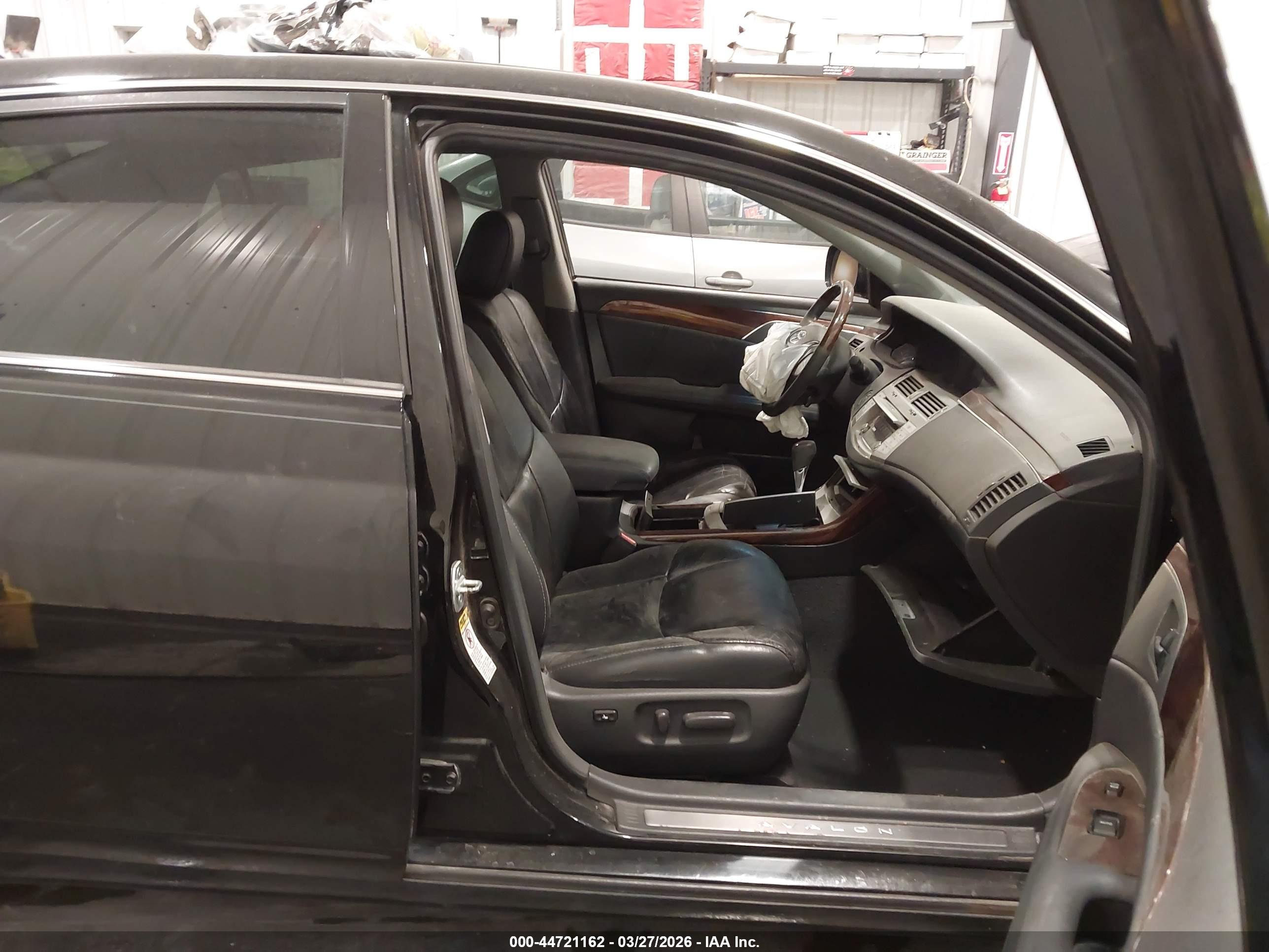 TOYOTA AVALON image 5