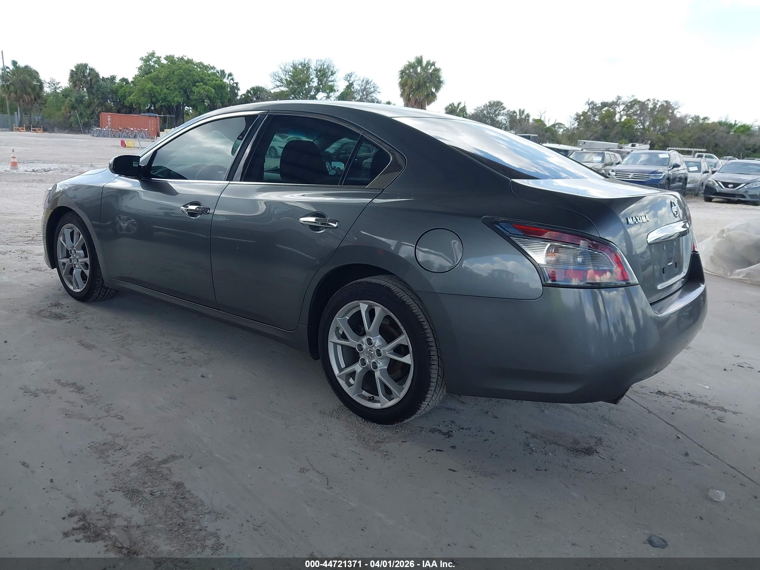 NISSAN MAXIMA image 3